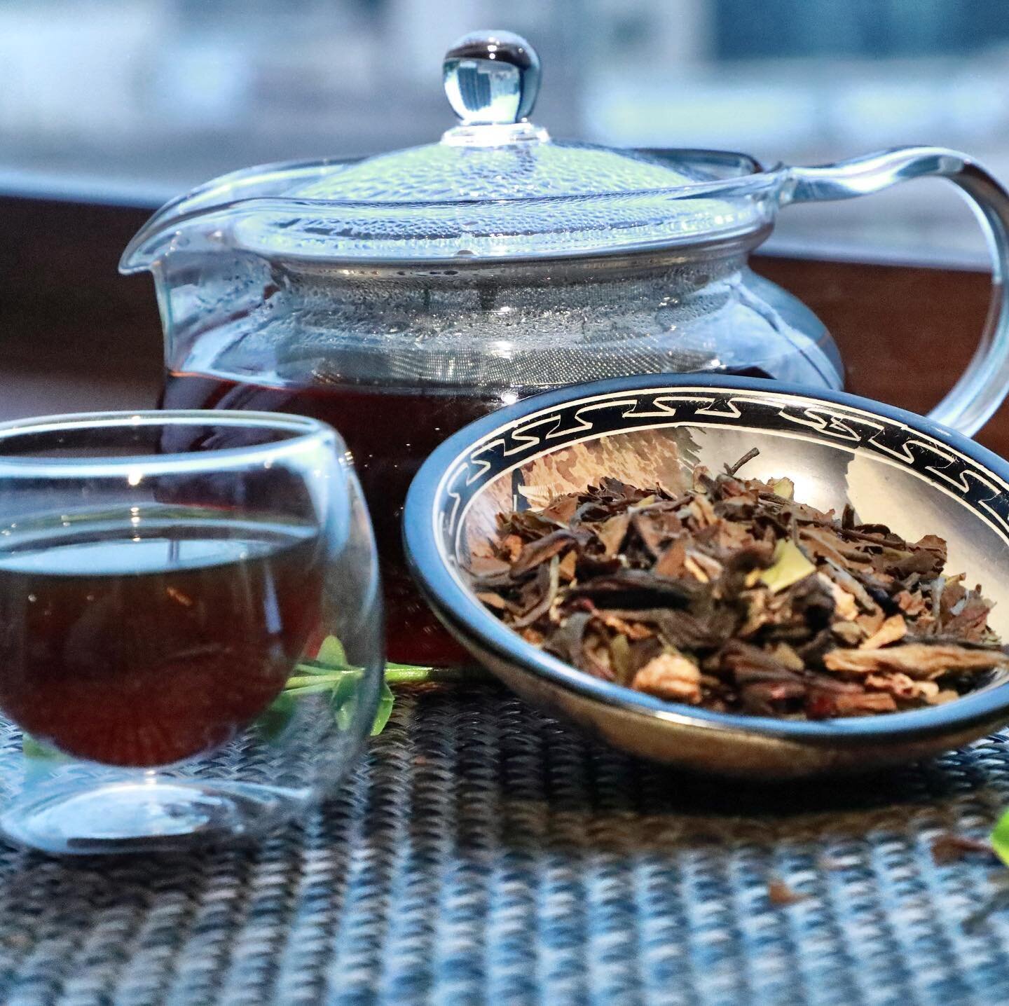 Perfect afternoon tea from Malawi 🇲🇼 We have two premium selections for you to choose, white tea hibiscus passion and peach or Satemwa black earl grey 😋 #africantea #specialtytea #afternoonteatime #weekendvibes #dogooddrinkgreat