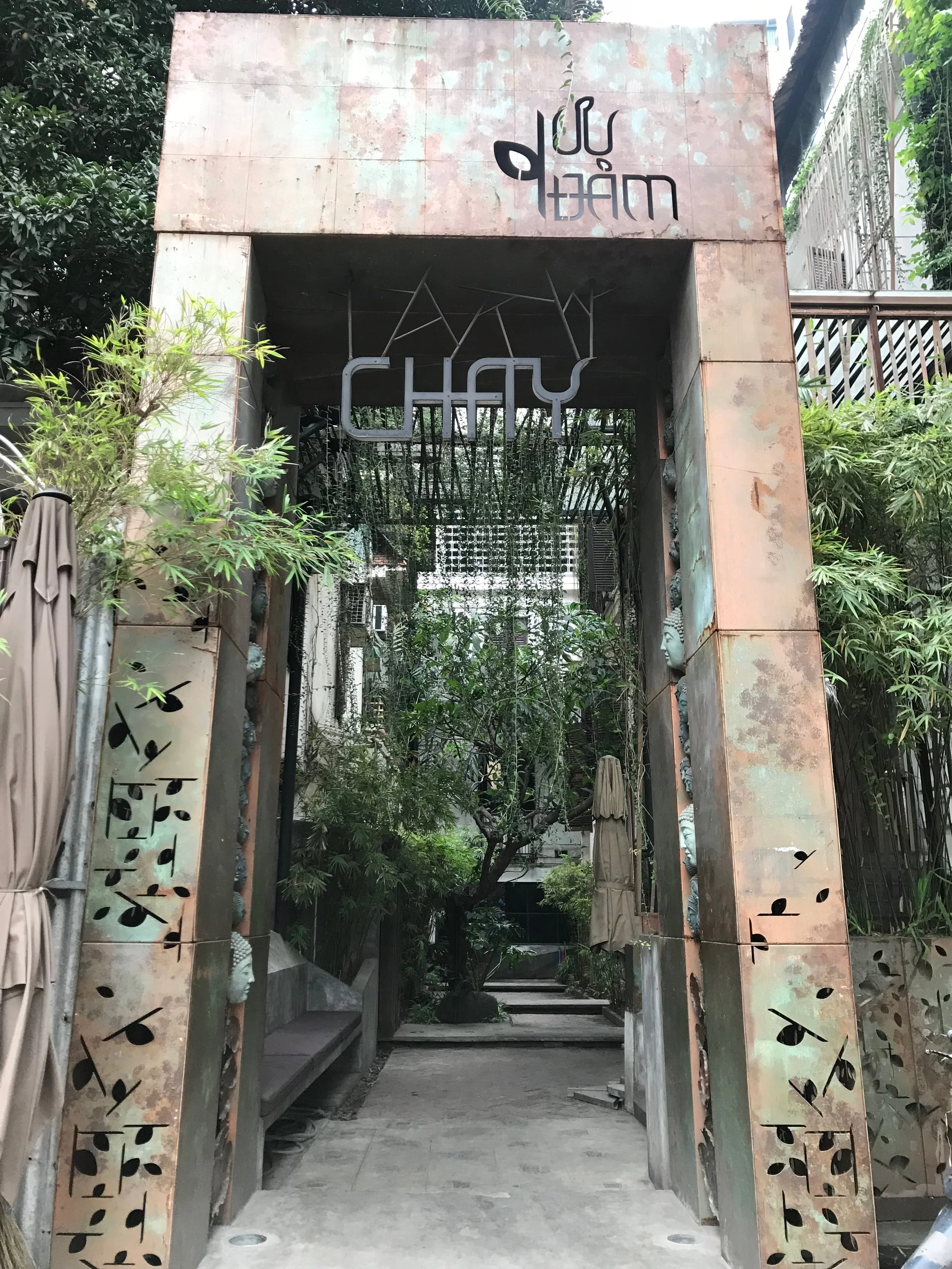 Uu Dam Chay - Entrance