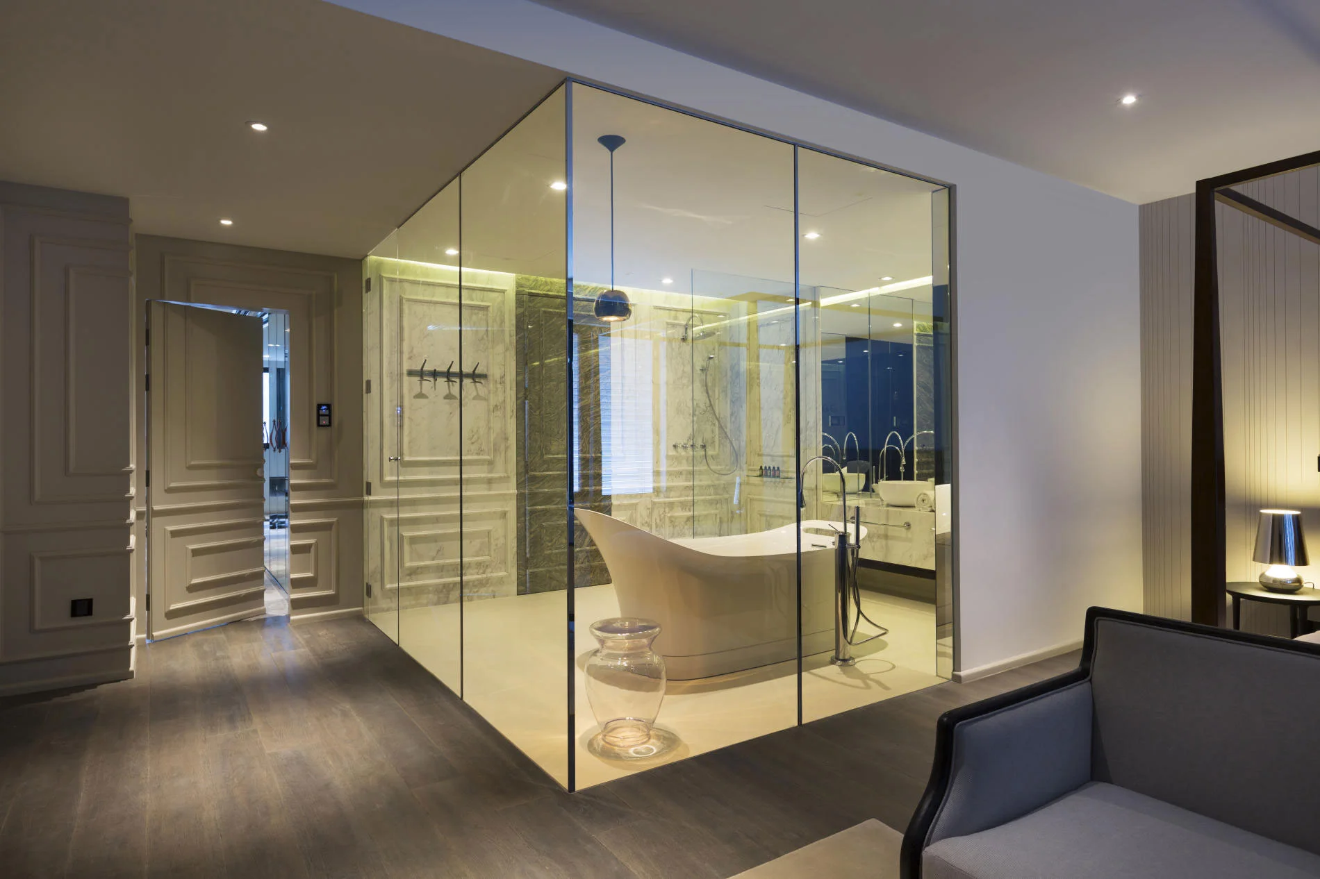I-GLASS LAMINATED EN SUITE LONDON.jpg