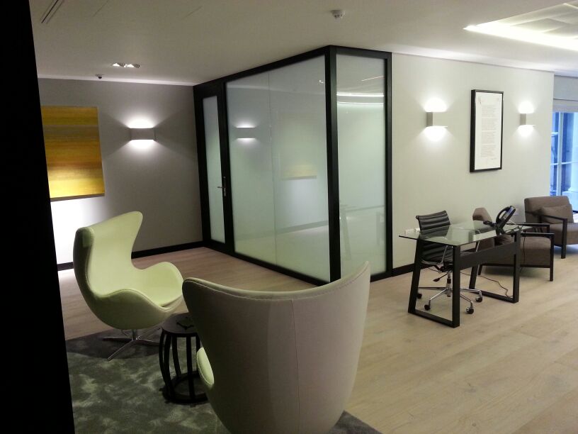 STUNNING SWITCHABLE GLASS OFFICE LONDON.jpg