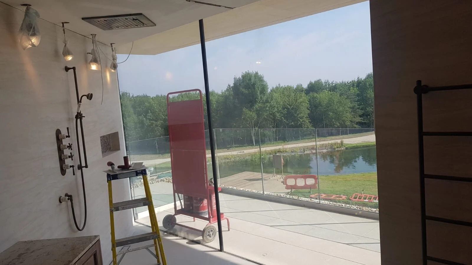 OUR SMART GLASS FOR A LUXURY BATHROOM