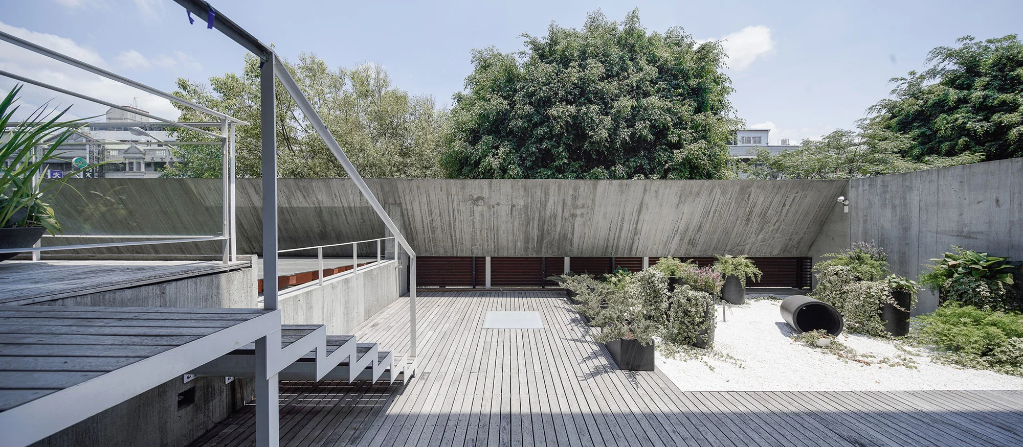58-house-of-roofs-behet-bondzio-lin-architekten.jpg