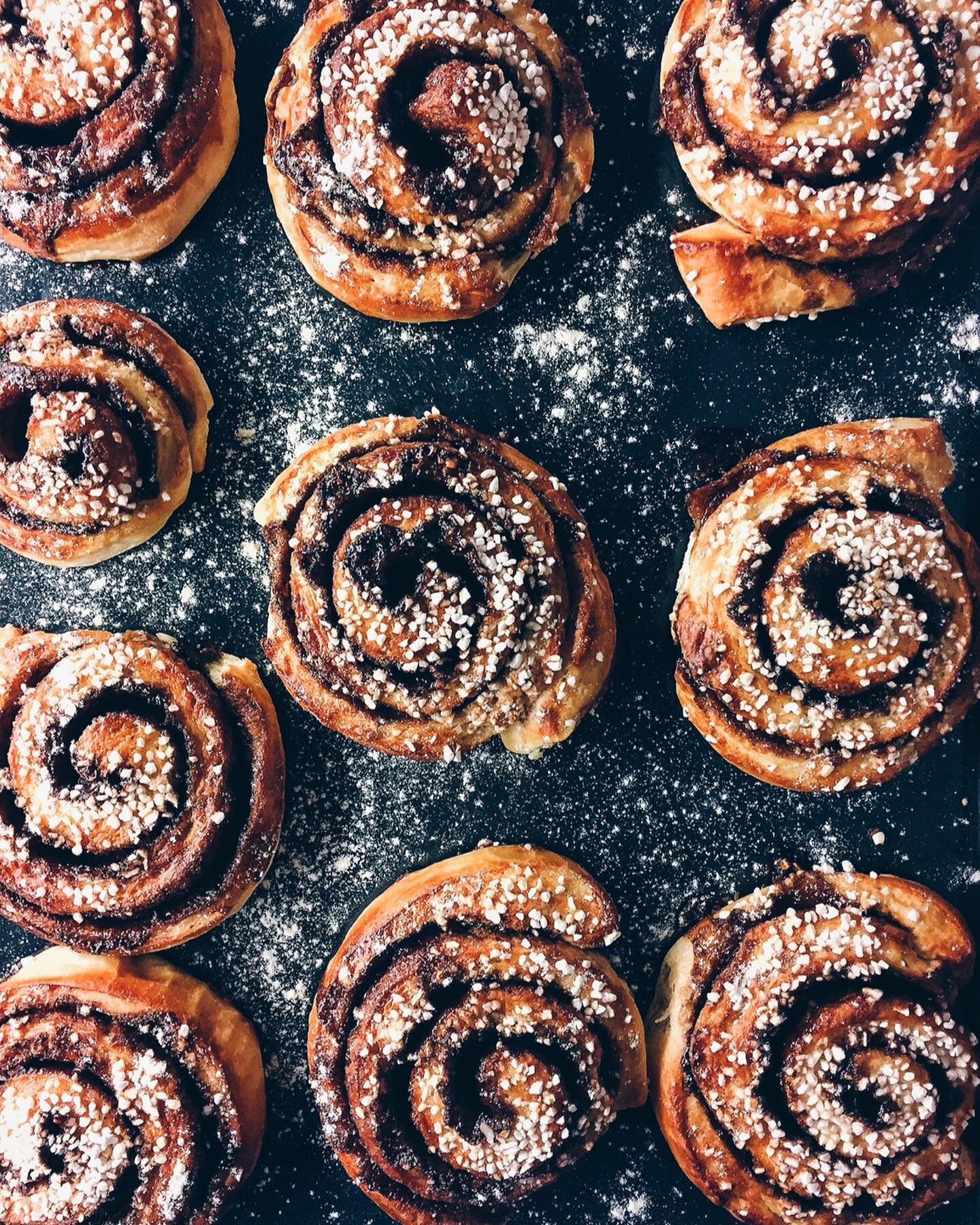 CINNAMON 🤎 LOVE
Kennt ihr das: A cinnamon roll saved my life!!!
⠀⠀⠀⠀⠀⠀⠀⠀⠀
Zimt wirkt aufgrund seiner vielf&auml;ltigen Inhaltsstoffe w&auml;rmend, st&auml;rkt das Immunsystem und hebt die Stimmung. 
Seid ihr auch verr&uuml;ckt nach Zimt? Wo gibts di