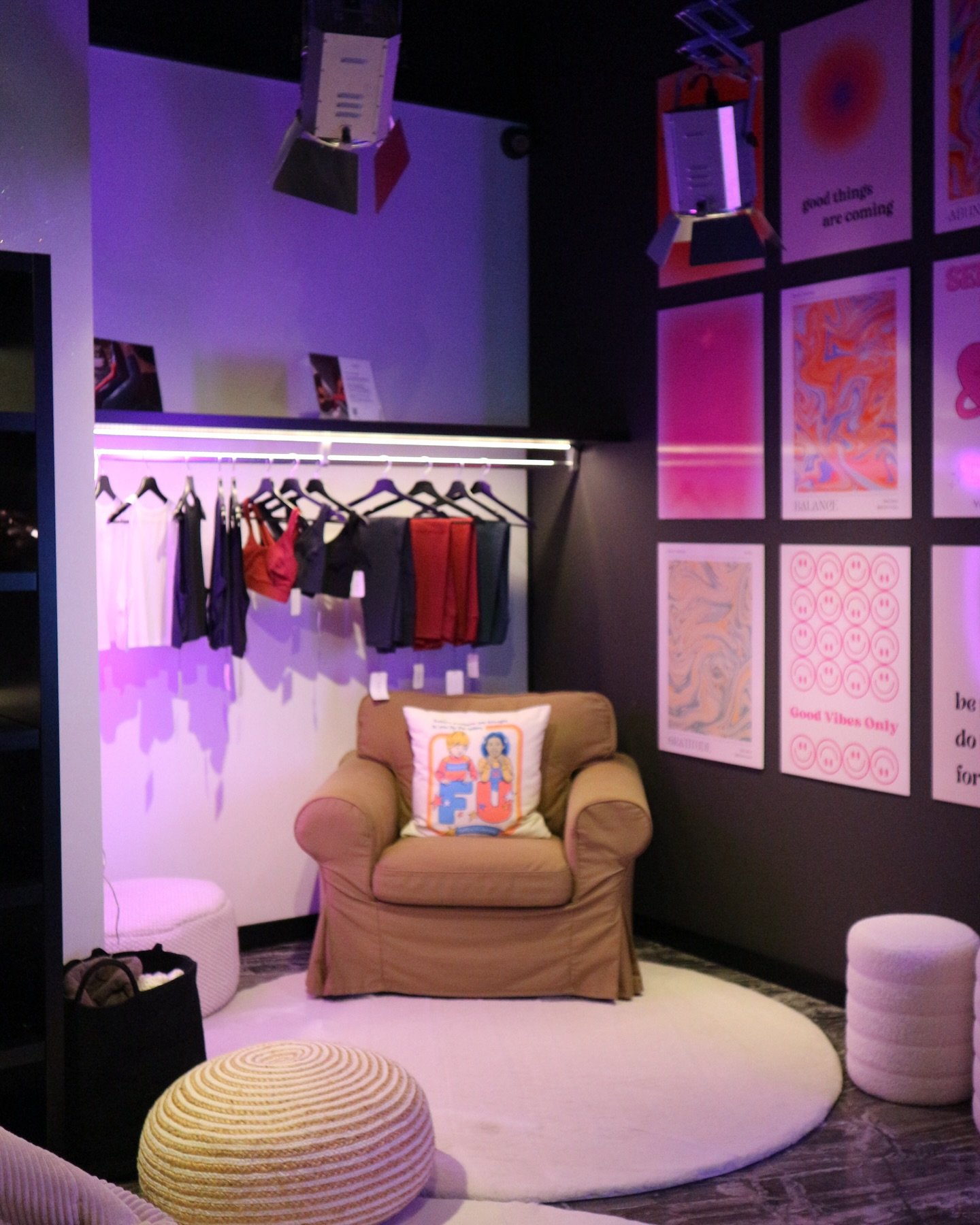 Funky, bold, and unapologetically poppy - @groove_byb is a vibrant mix of edgy design, neon accents, and uplifting vibes. A space where energy meets aesthetic! 
.
.
#yogastudioz&uuml;rich #zurichyoga #yogastudio #fitnessstudio #fitnesszurich