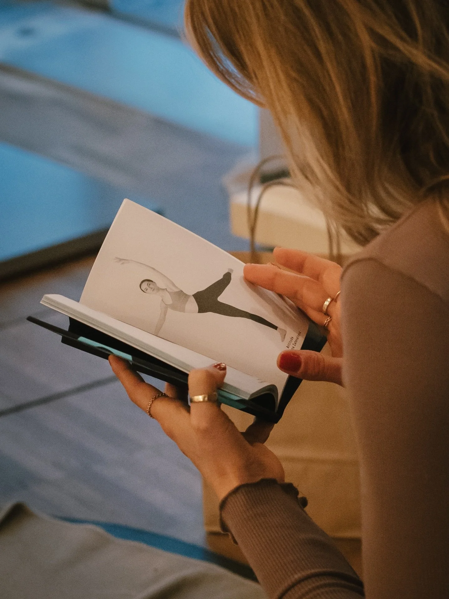 Thank you to everyone who joined our Stretching &amp; Hojicha Tasting event at @topstretching.zurich Studio ✨
Soft bodies unwound with stretching led by @tonelli.giuliadanzante , warm nutty hojicha whispered comfort, and our Hallo Yoga goodie bags ca