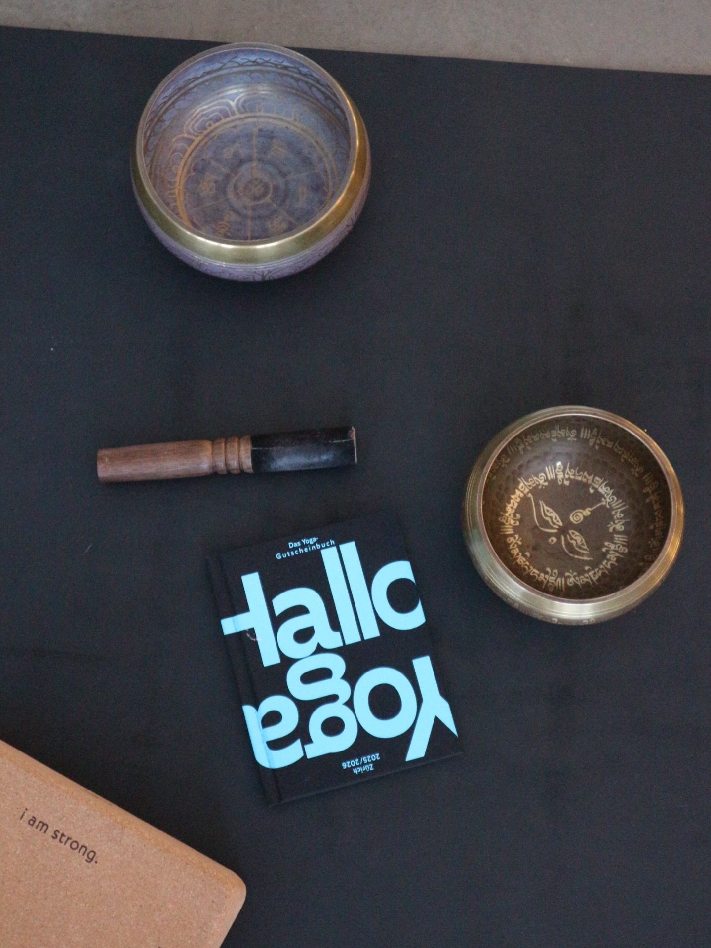 Meet @mente_holistika_at_the_lake - another beautiful yoga studio to discover with @hallo_yoga book. This studio combines serene lake views over lake Zurich with modern and wooden design, creating a warm space enriched with a wooden Buddha, harmonium