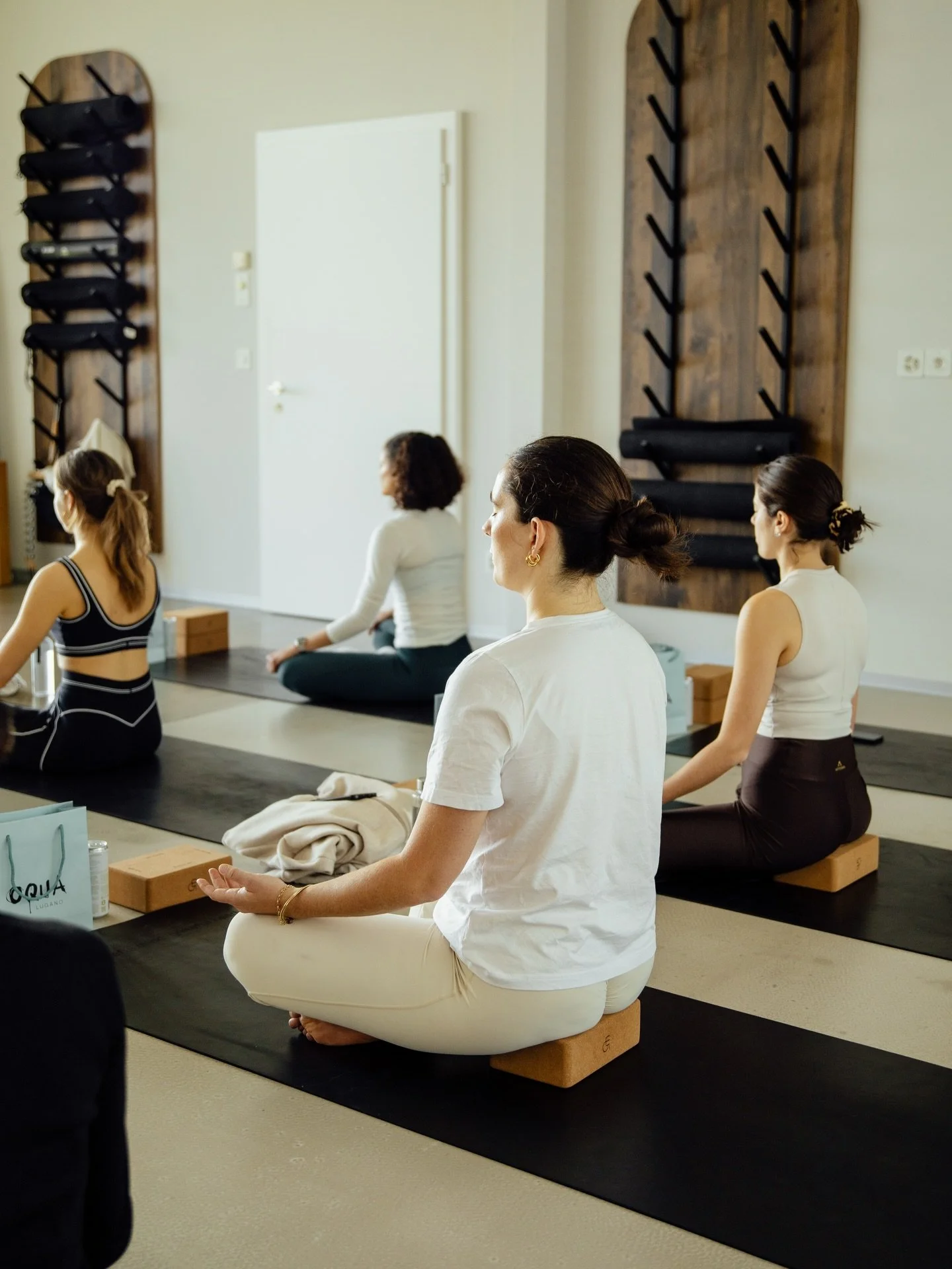 Flashback on our April gathering at 
📍 @mente_holistika_at_the_lake 
Yoga with @dolce_graf , Face Massage with @nutrizen.shannon and Gua Sha with @oquabeauty 
Self-care morning couldn&rsquo;t get better ✨ Thank you so much for everyone joining and c