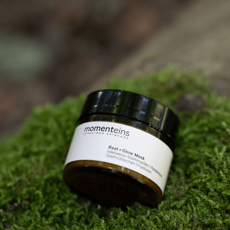 2026_Blog_HalloYoga_momenteins Rest Glow Mask_Moos-2.png