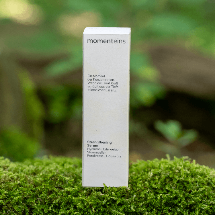2026_Blog_HalloYoga_momenteins Serum Faltschachtel_Moos-2.png