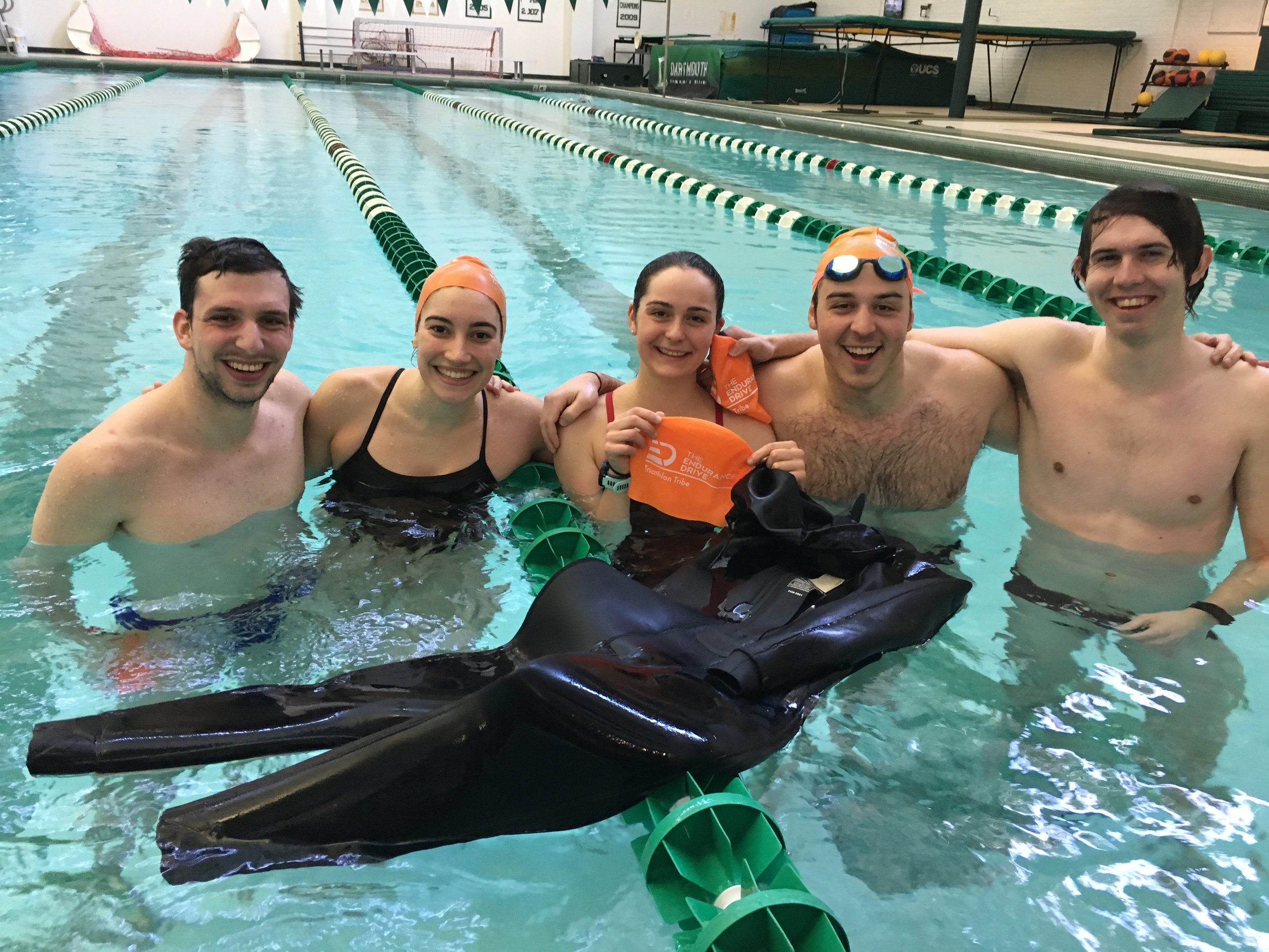 耐力驱动铁人三项运动员进行游泳池训练