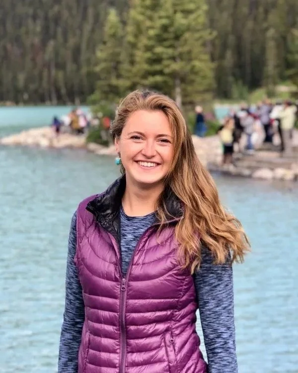 Elena-Horton-Coach-Podcast-Host-Outdoor