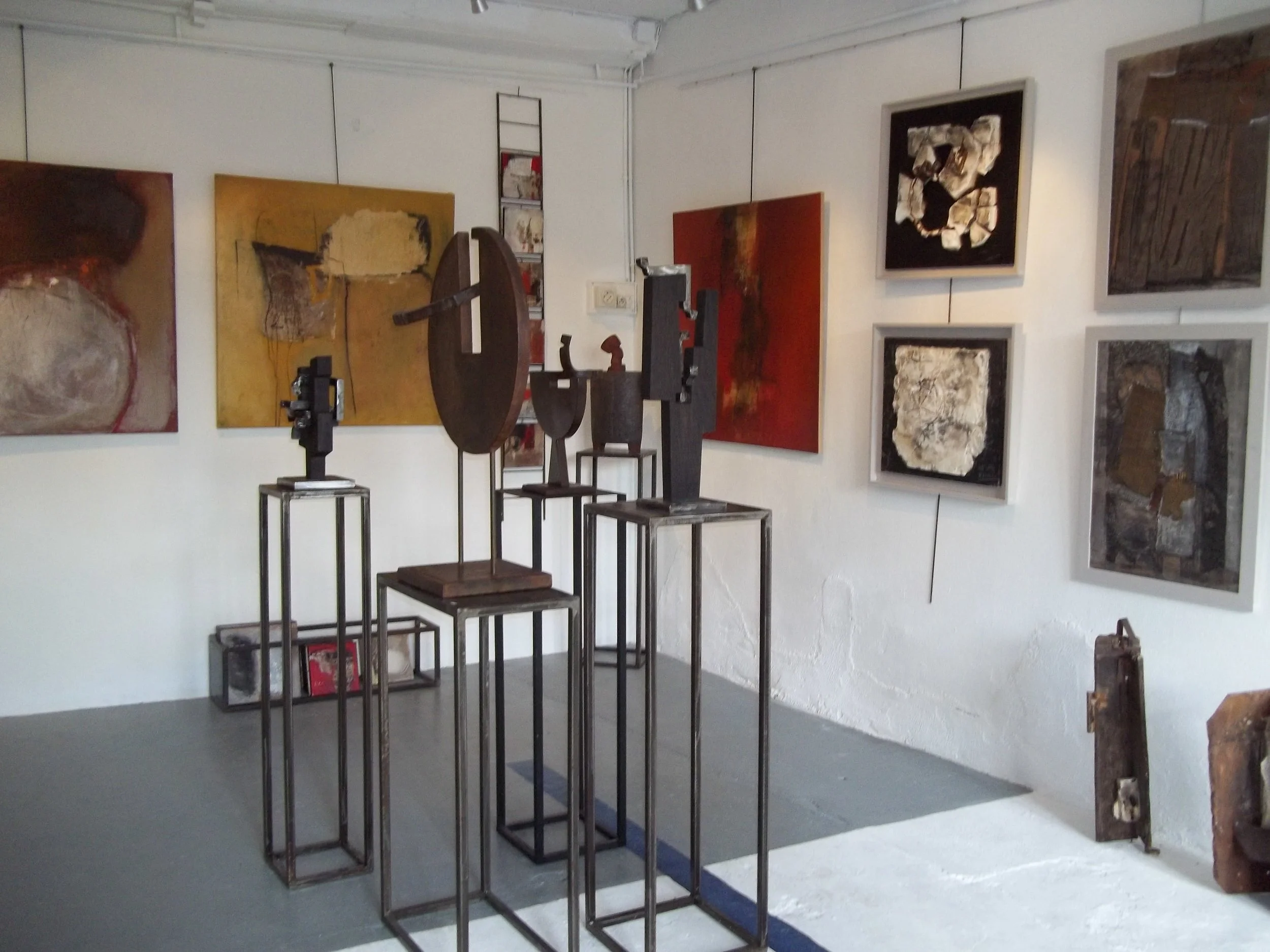 BONNOT (sculptures métal), EMERY (peintures mur du fond), LOPEZ (tableaux mur latéral)
