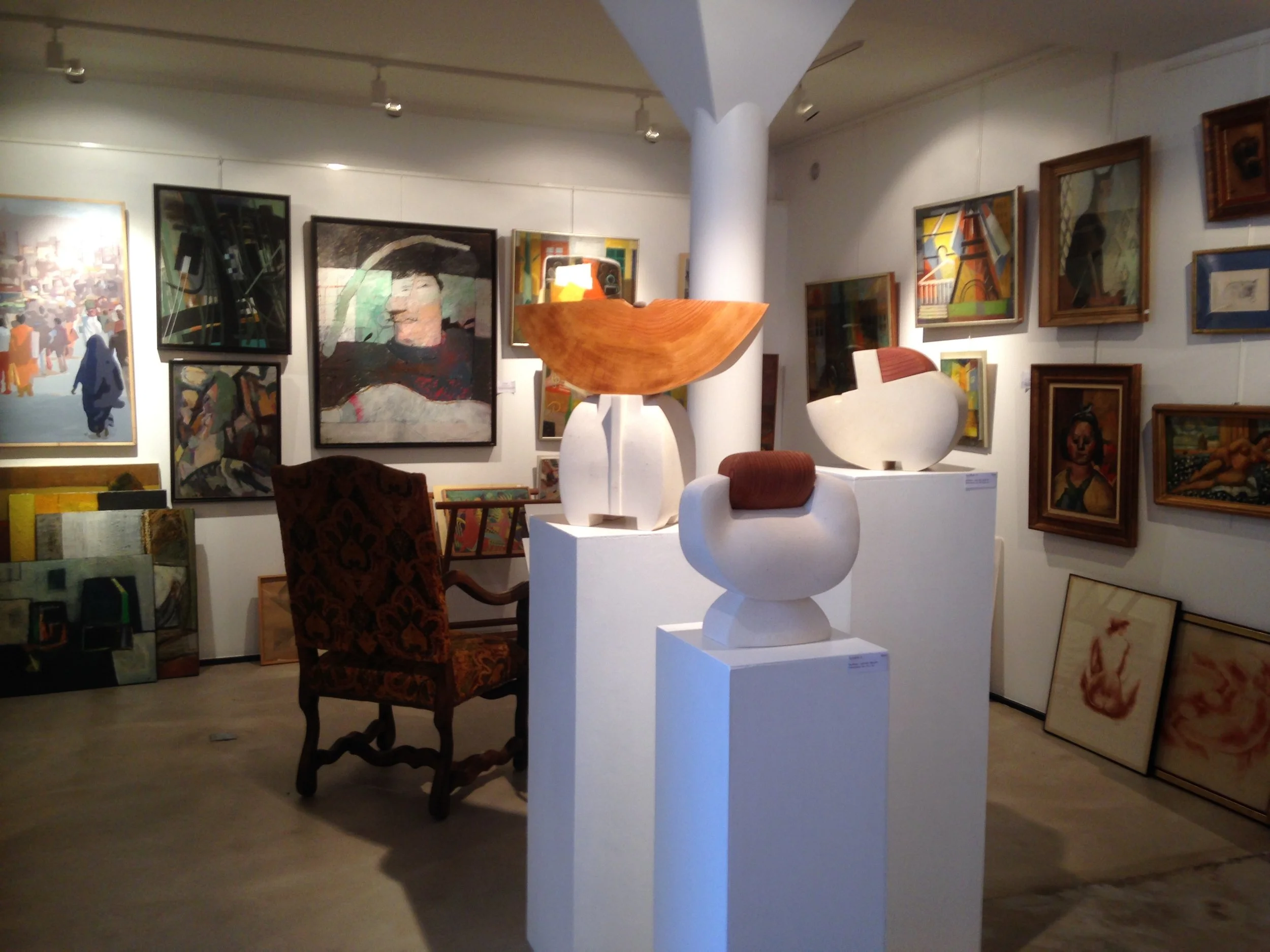 sculptures de Nathalie Cirino au 1er plan
