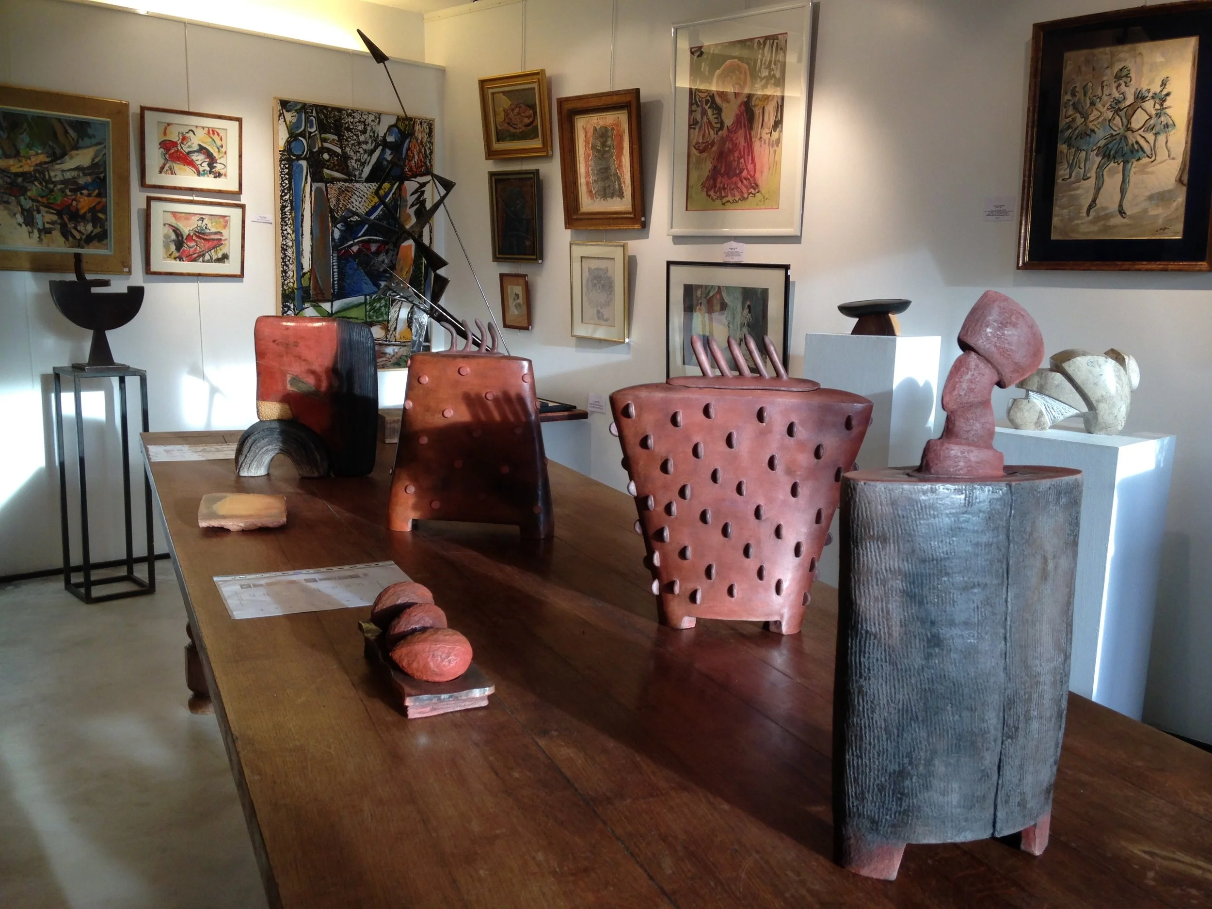 céramiques de Murielle Grün au 1er plan