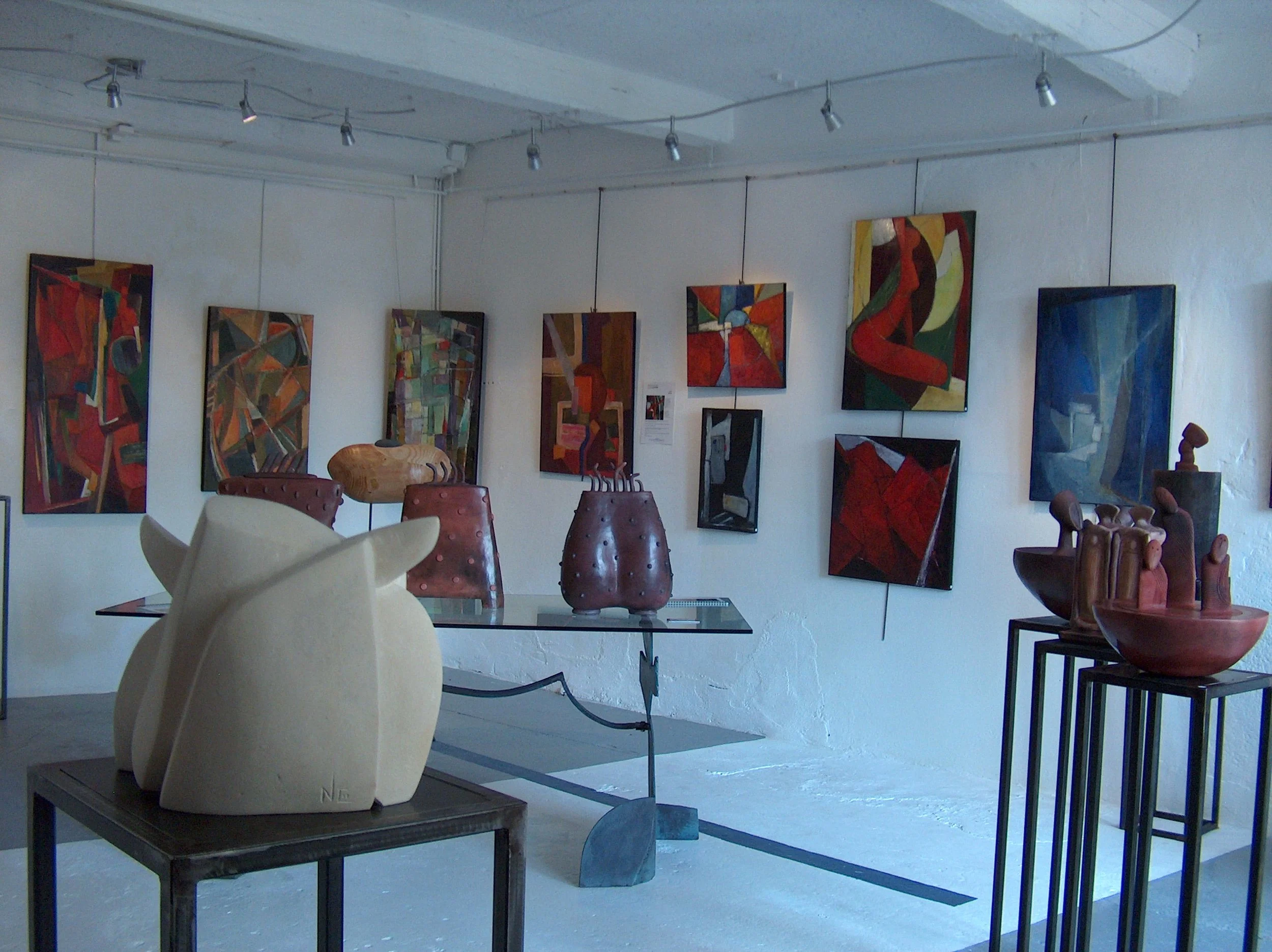  au 1er plan :  Nathalie CIRINO  (sculpture pierre); au 2ème plan :  Murielle GRÜN  (céramiques),  Line OUTIN  (peintures) 