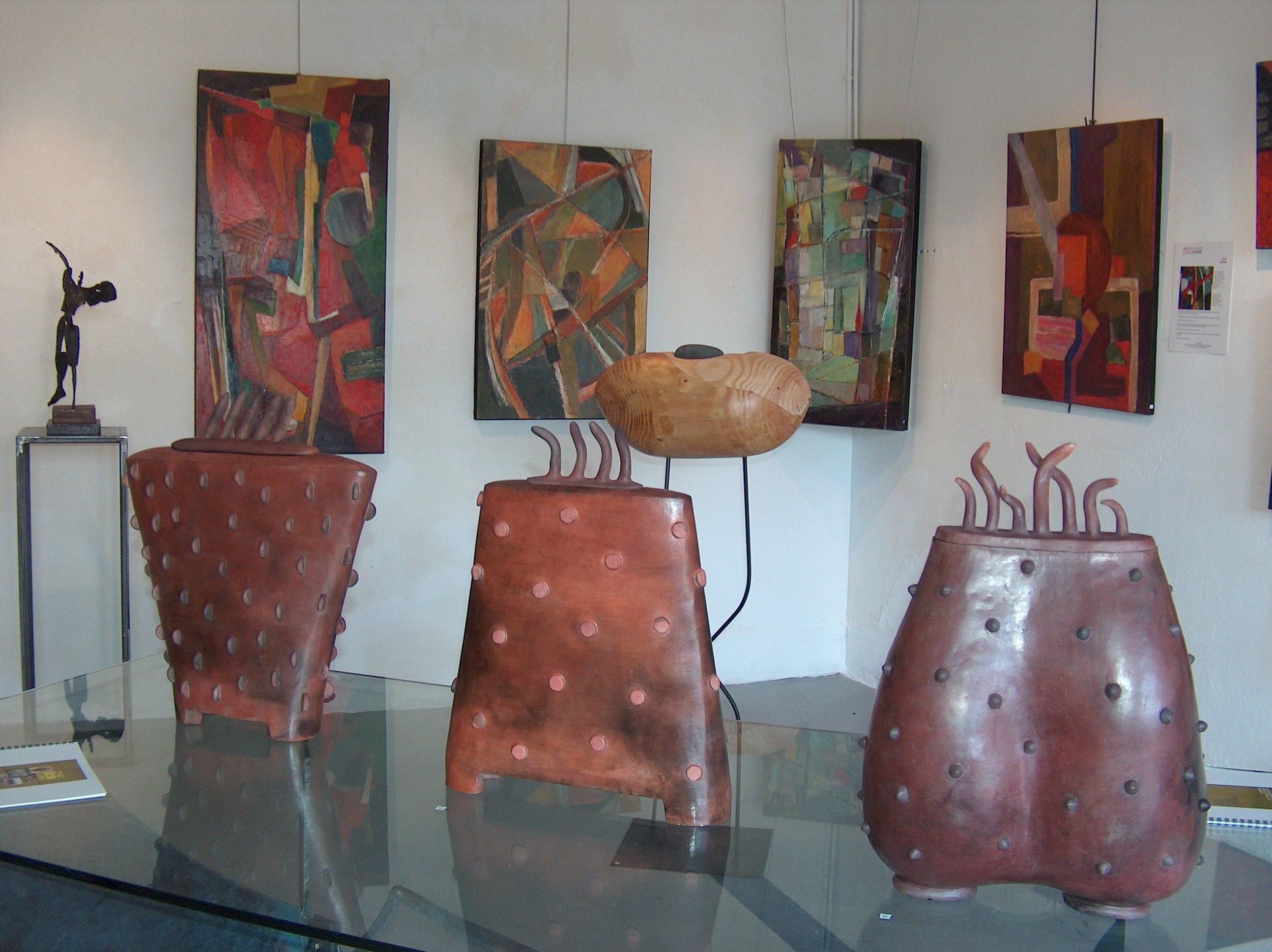  au 1er plan :  Murielle GRÜN  (céramiques); au 2ème plan :  Anne de SEYNES  (sculpture acier),  Nathalie CIRINO  (sculpture bois),  Line OUTIN  (peintures) 