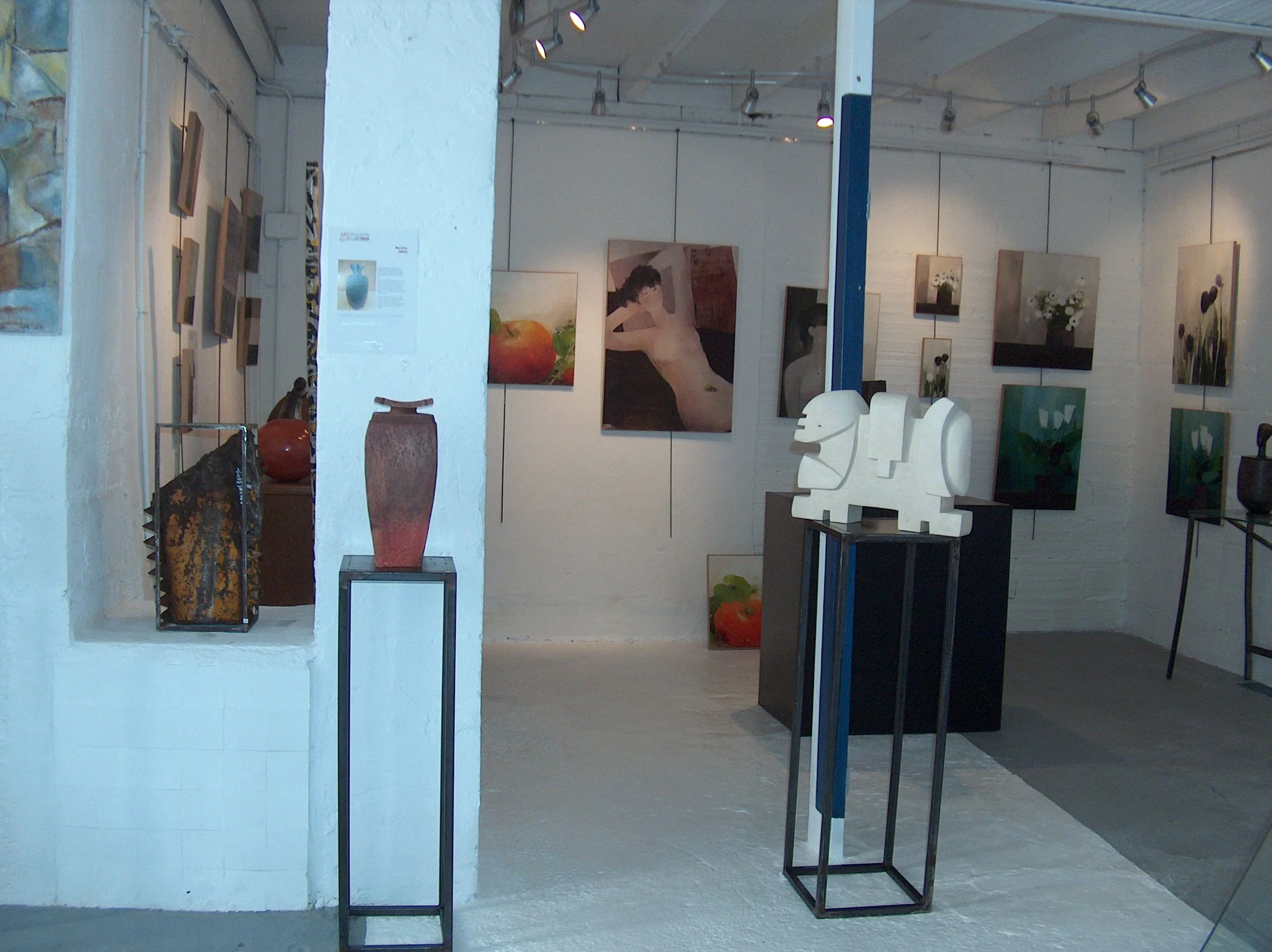  au 1er plan :  GRÜN  (céramique),  CIRINO  (sculpture); au 2ème plan :  LONGUET  (sculpture métal),  FERNANDEZ  (tableaux) 