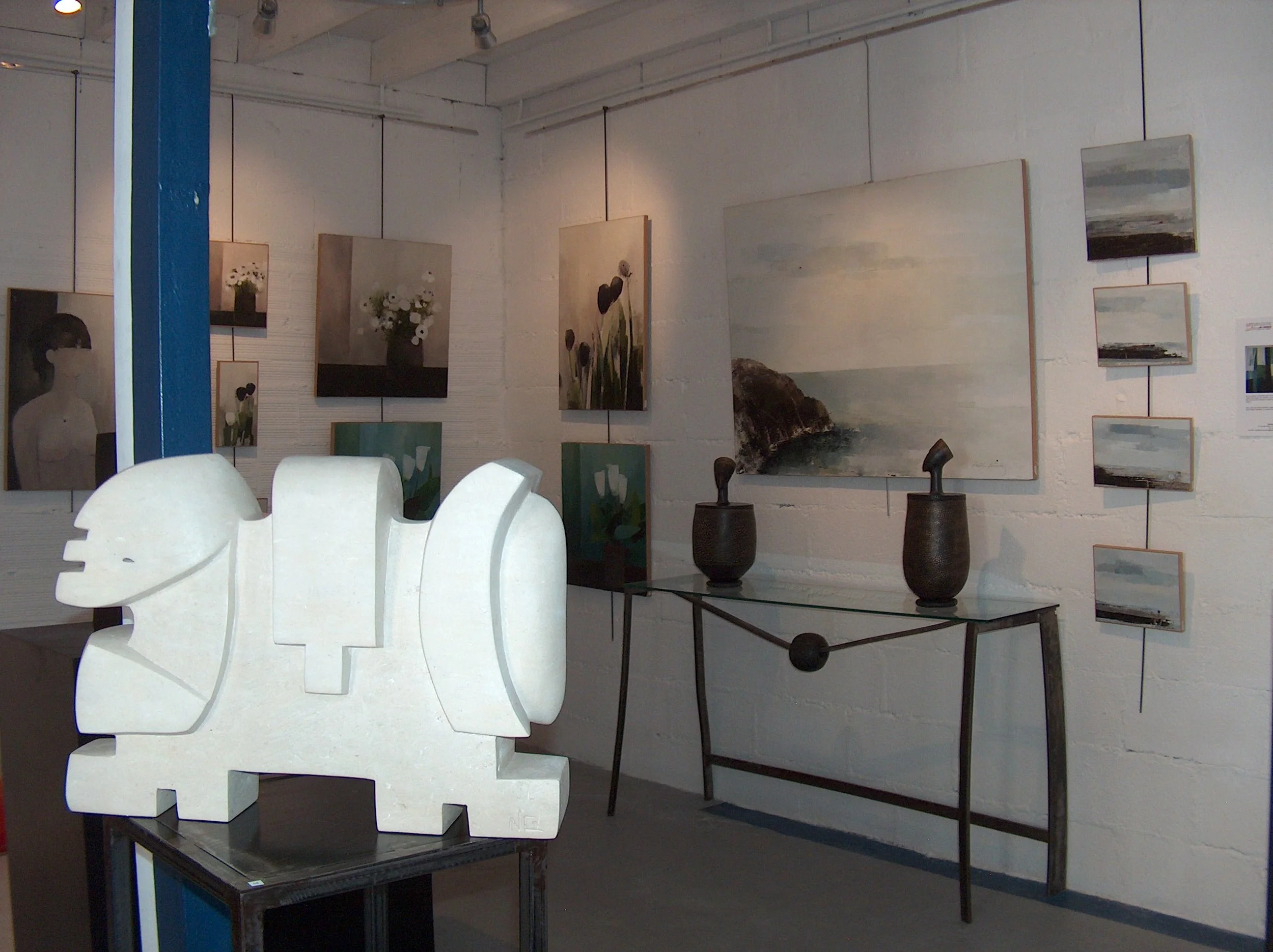  au 1er plan :  CIRINO  (sculpture); au 2ème plan :  GRÜN  (céramiques),  FERNANDEZ  (peintures),  LONGUET  (console) 