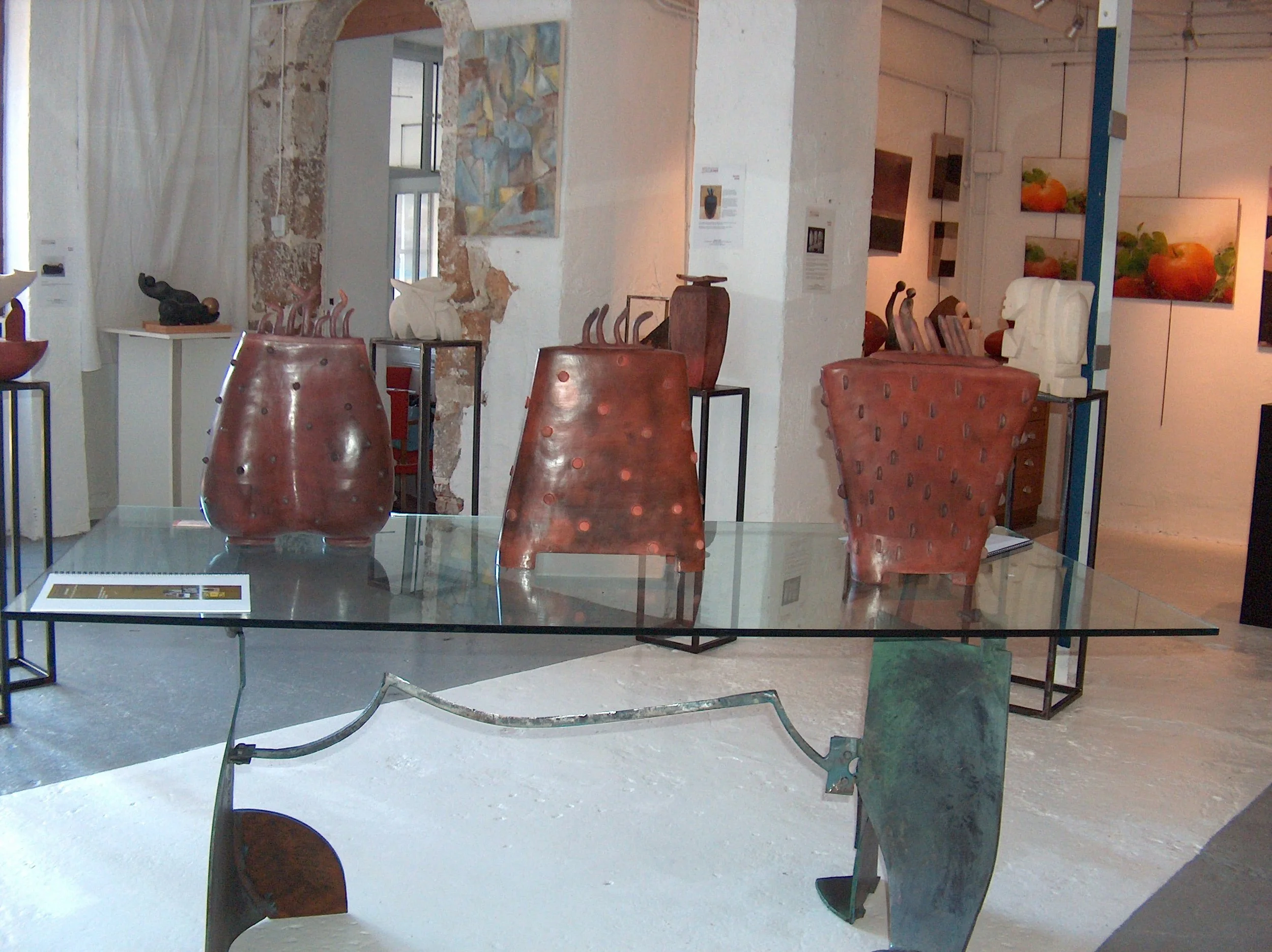 Murielle GRÜN (céramiques), Gilles LONGUET (table)