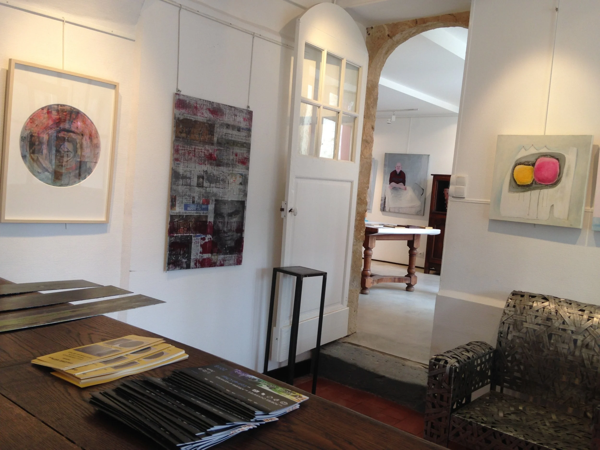 Valérie Lugon (tableaux mur de gauche), Nathalie Cirino (tableau mur de droite)