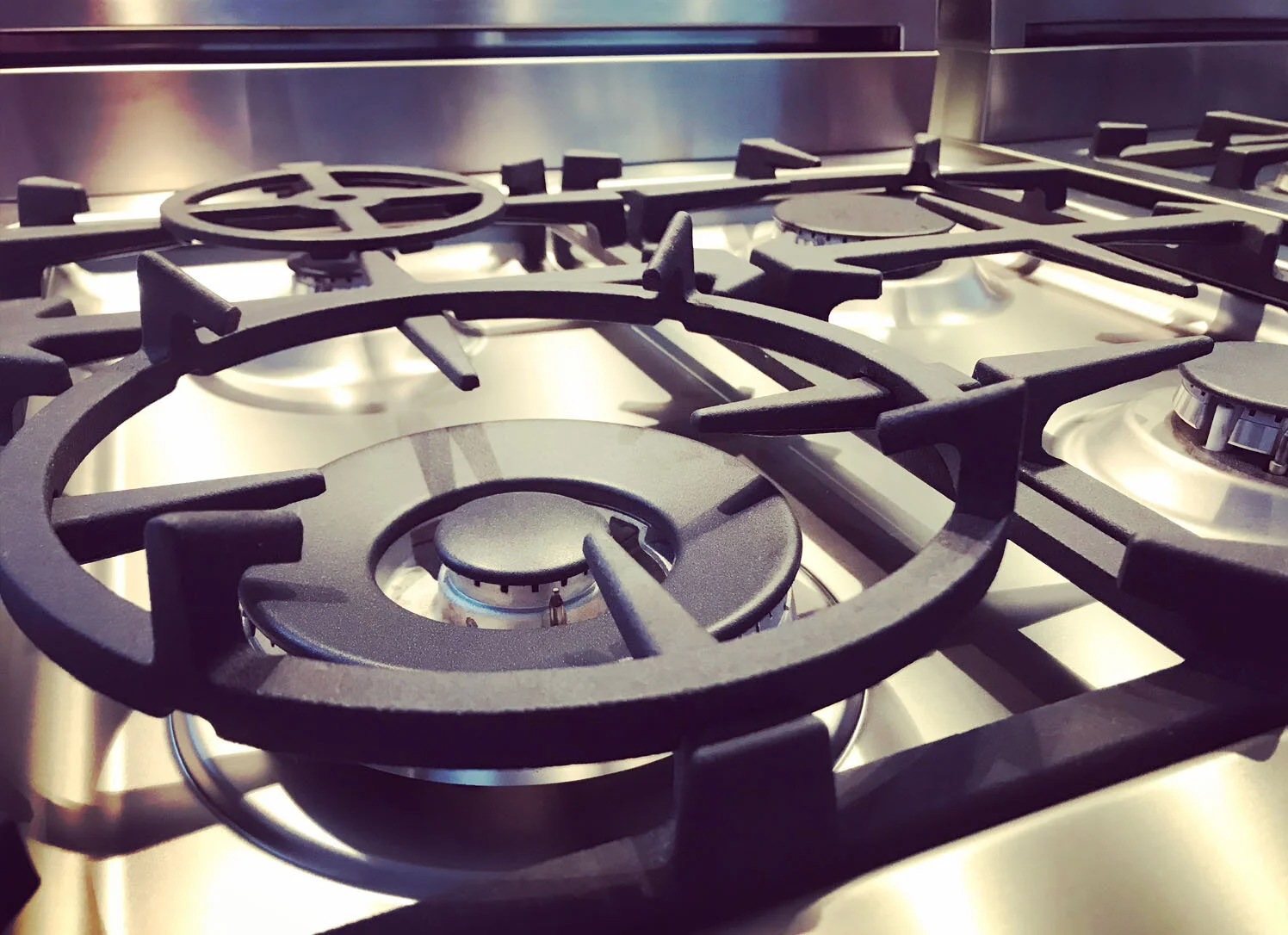 Another peek inside my home. It’s been 10 months since we finished the kitchen remodel and I’m just totally IN LOVE with our tiny, 24-inch stovetop.😍