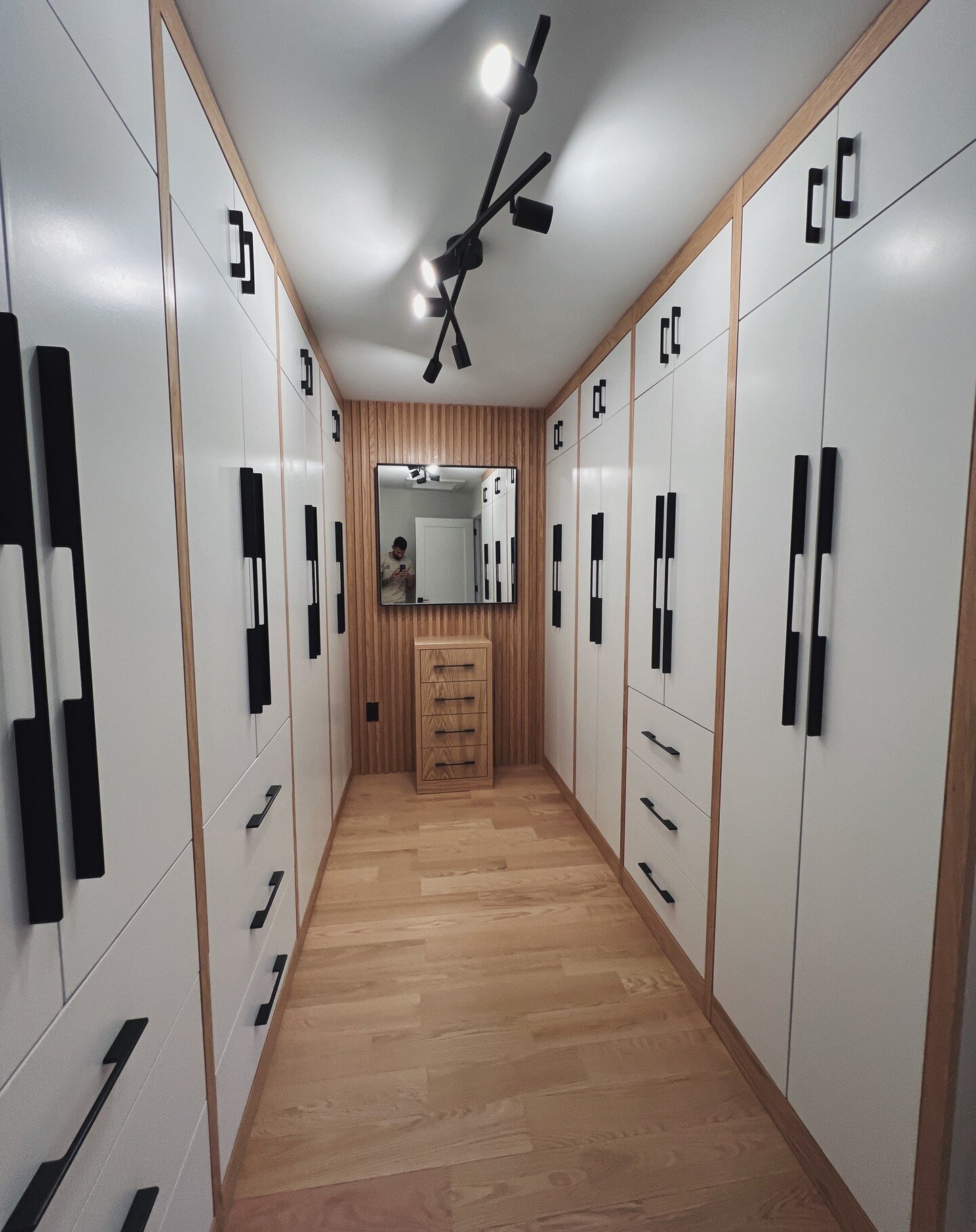 Presenting the completed master walk-in closet featuring oak gables and MDF cabinetry! On the back end, we opted for an oak slat design, and the small drawers are designed to provide full access to the side closet doors. 

#MasterCloset #ClosetGoals 