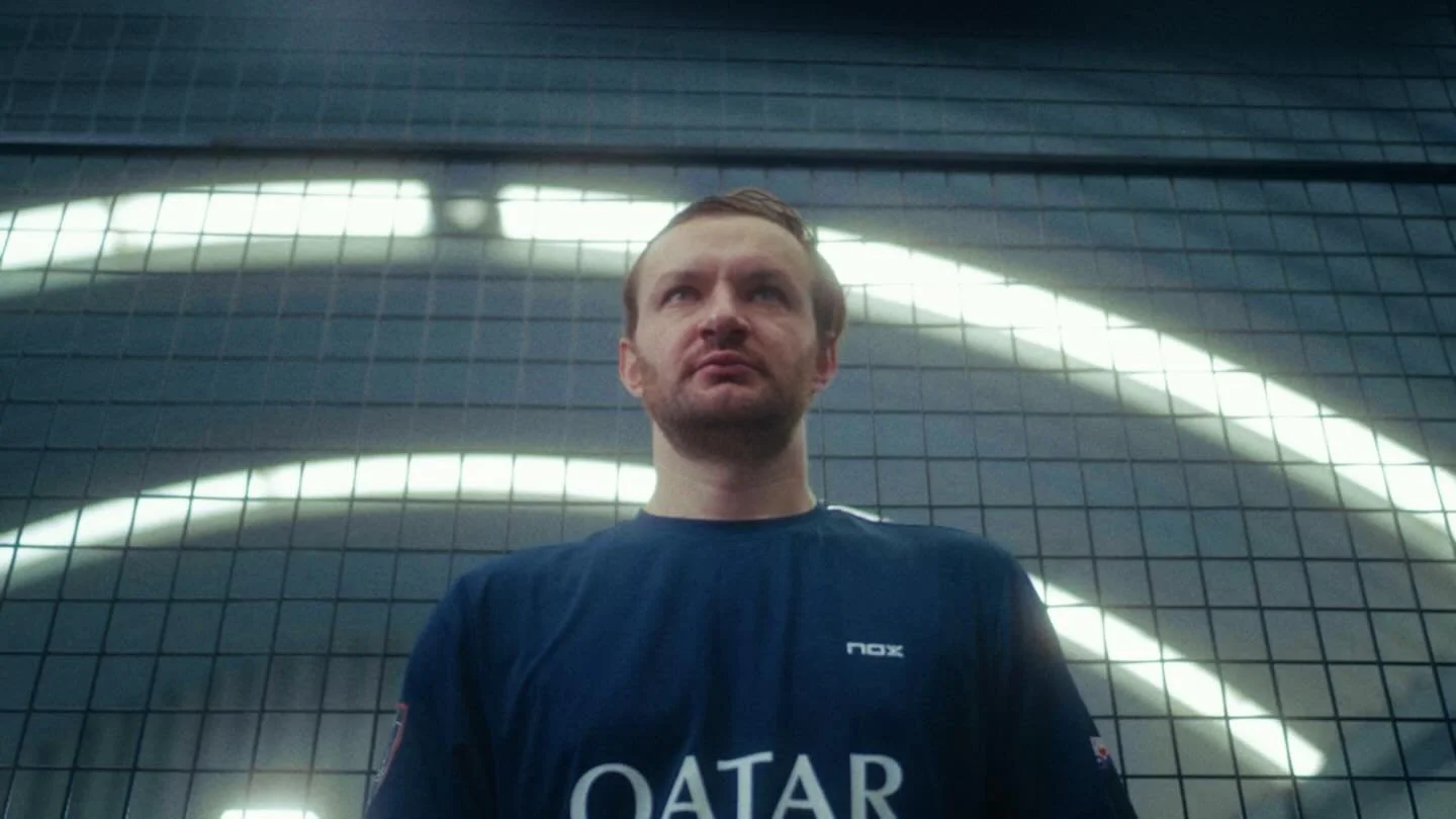 RKM

Director: Luis Flores (@juanluis.fl )
DP: H&eacute;ctor Cuevas (@hectorcuevas_dp )
Productor: Carlos Fuentes (@charlo.fue)
Productor de L&iacute;nea: Erick Guerrero (@guerrero0590 )
Edici&oacute;n y VFX: Juan Luis Flores (@juanluisfl.post )
PA: 