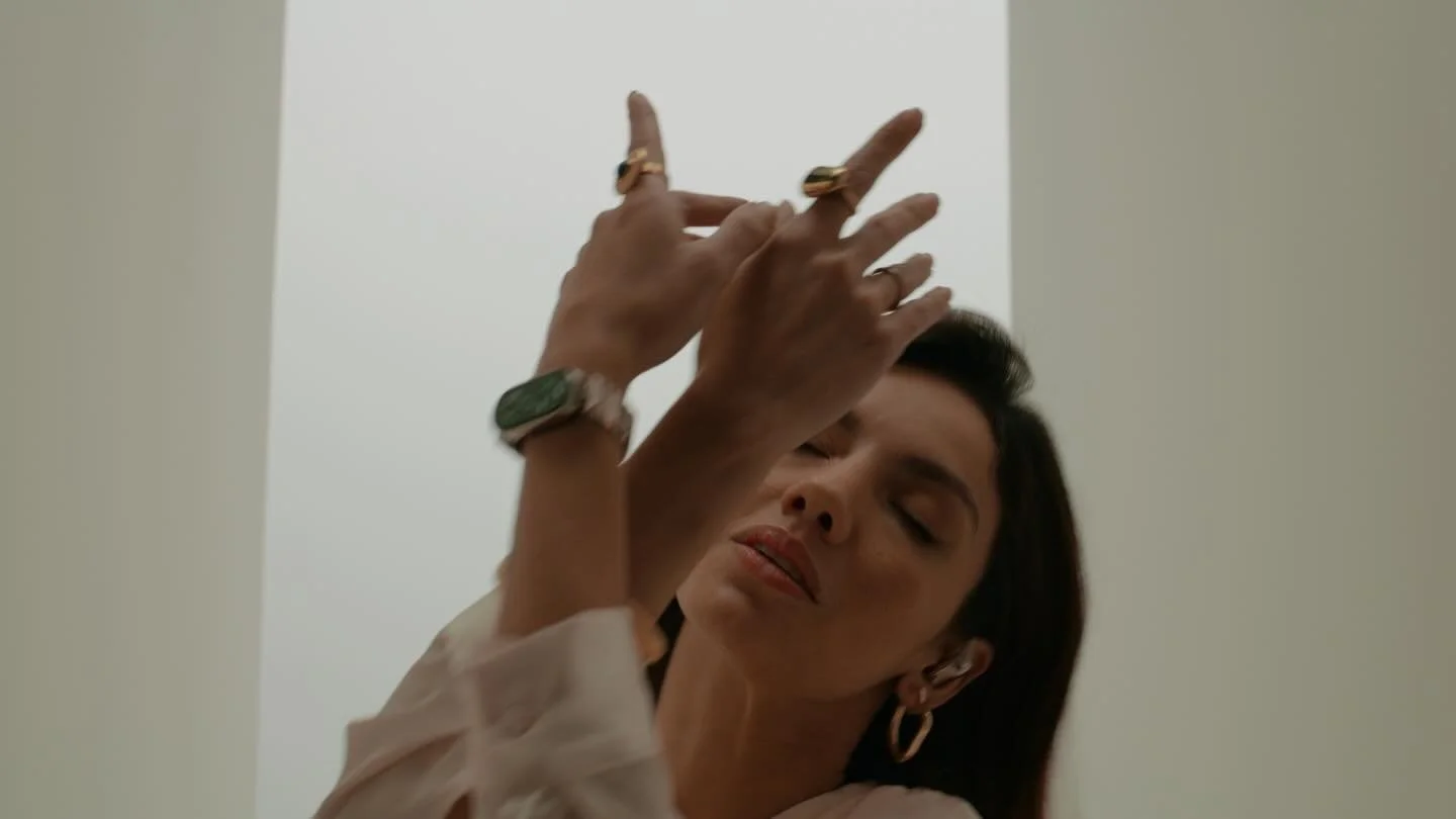 Xiomi - Golden Family

Director:&nbsp;Pablo Ortega Eichelmann @pablo.oe 
DoP:&nbsp;@hectorcuevas_dp
Arte: @retanus 
Producci&oacute;n Ejecutiva: danbotla
Producci&oacute;n en L&iacute;nea: @guerrero0590 
Stylist: @rebecadurazzoc
MUA:&nbsp;@eiyarimua&