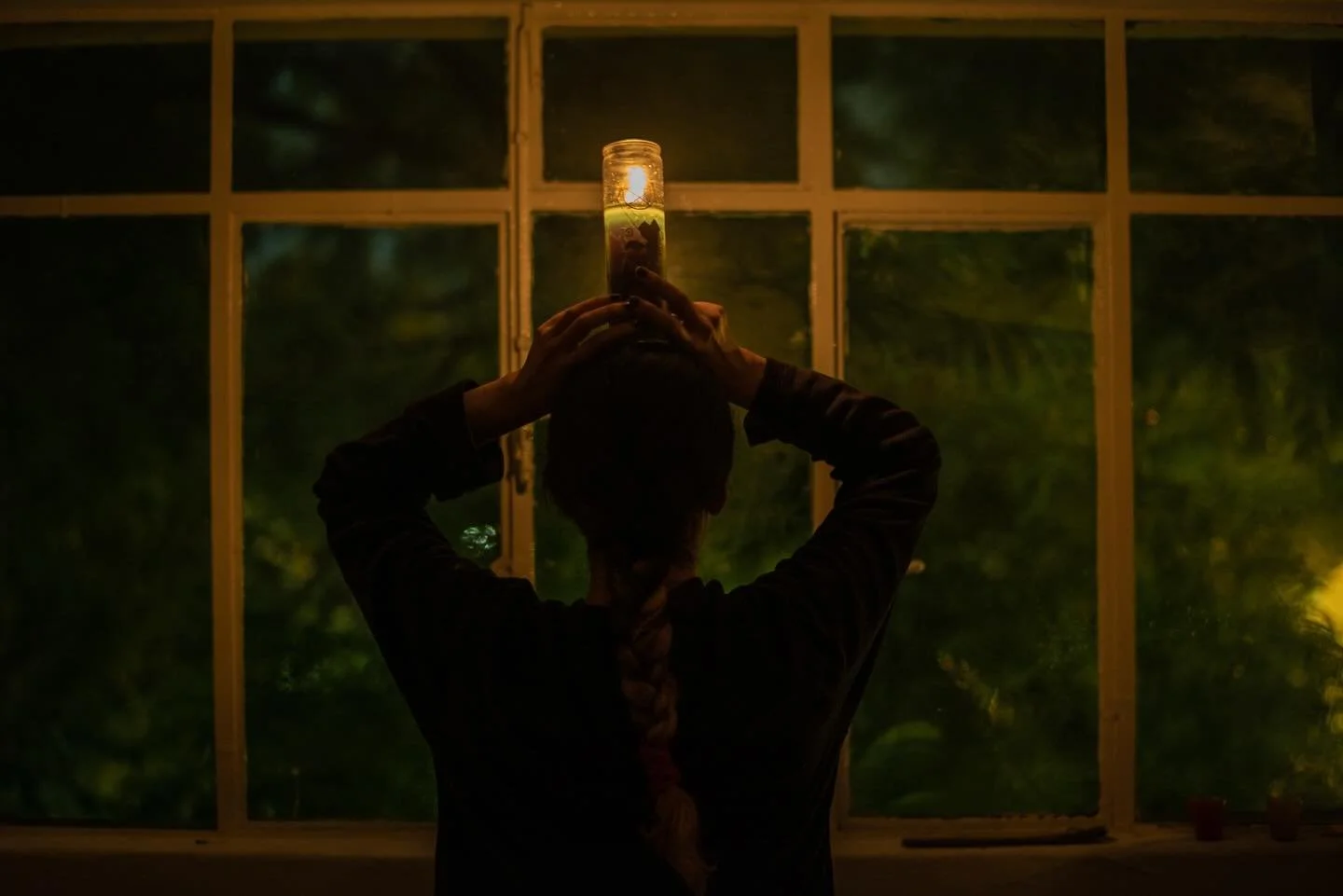 Encend&iacute; una llama en el silencio,
cargo la luz sobre mi mente, para que el pensamiento arda,
como si la oscuridad pudiera aprender a recordar su origen. 
La vela no alumbra el cuarto, alumbra lo invisible.

Corono mi sombra con fuego, No pido 