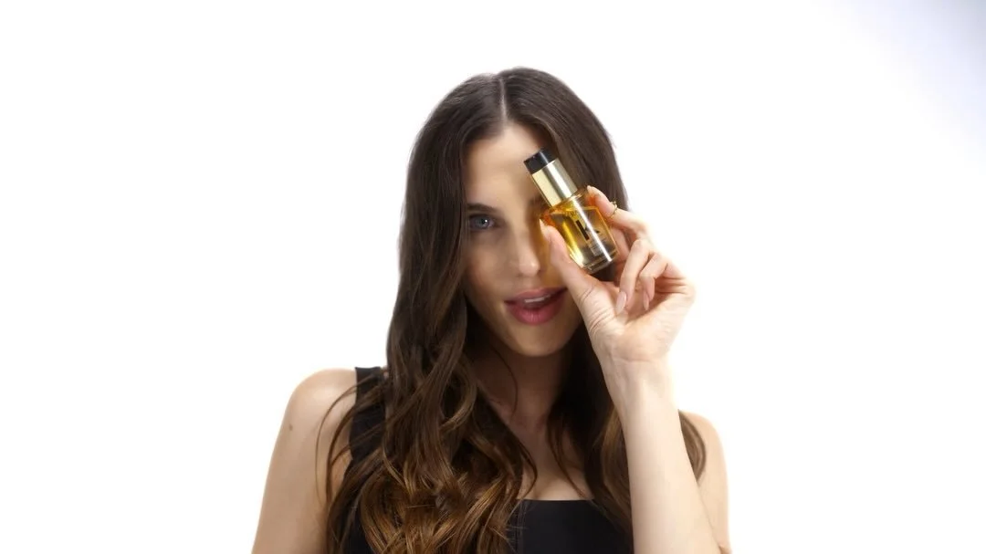 Campa&ntilde;a para Elixir de @kerastase_official con Macarena Achaga @macabeso

-Director: Chris Matamoros (@chrismatamorosr )
-Executive Producer: Stephania Mora (@stephhaniamora )
-Production Company: Palmar (@palmar.prod )
-DoP: H&eacute;ctor Cue
