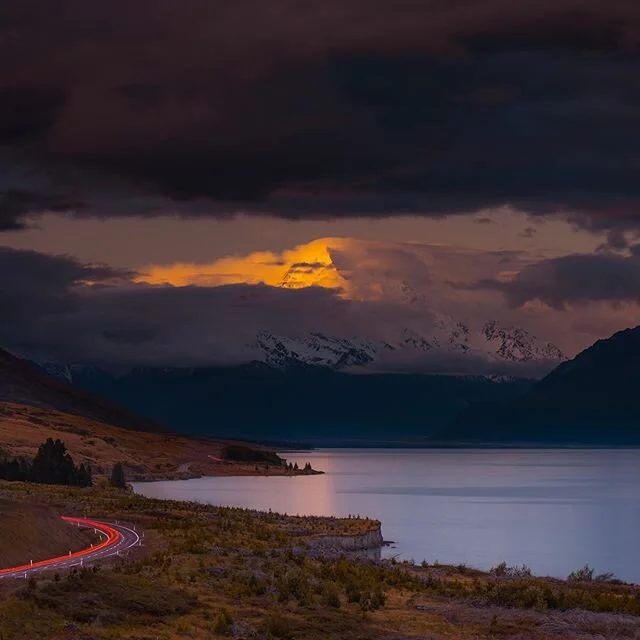Last post, Day 6 on the South Island: When we reached the vantage point, the clouds already surrounded the mountain, except the peak. It was glowing and probably I had to reduce the exposure so much to capture the glow without loosing the details on 
