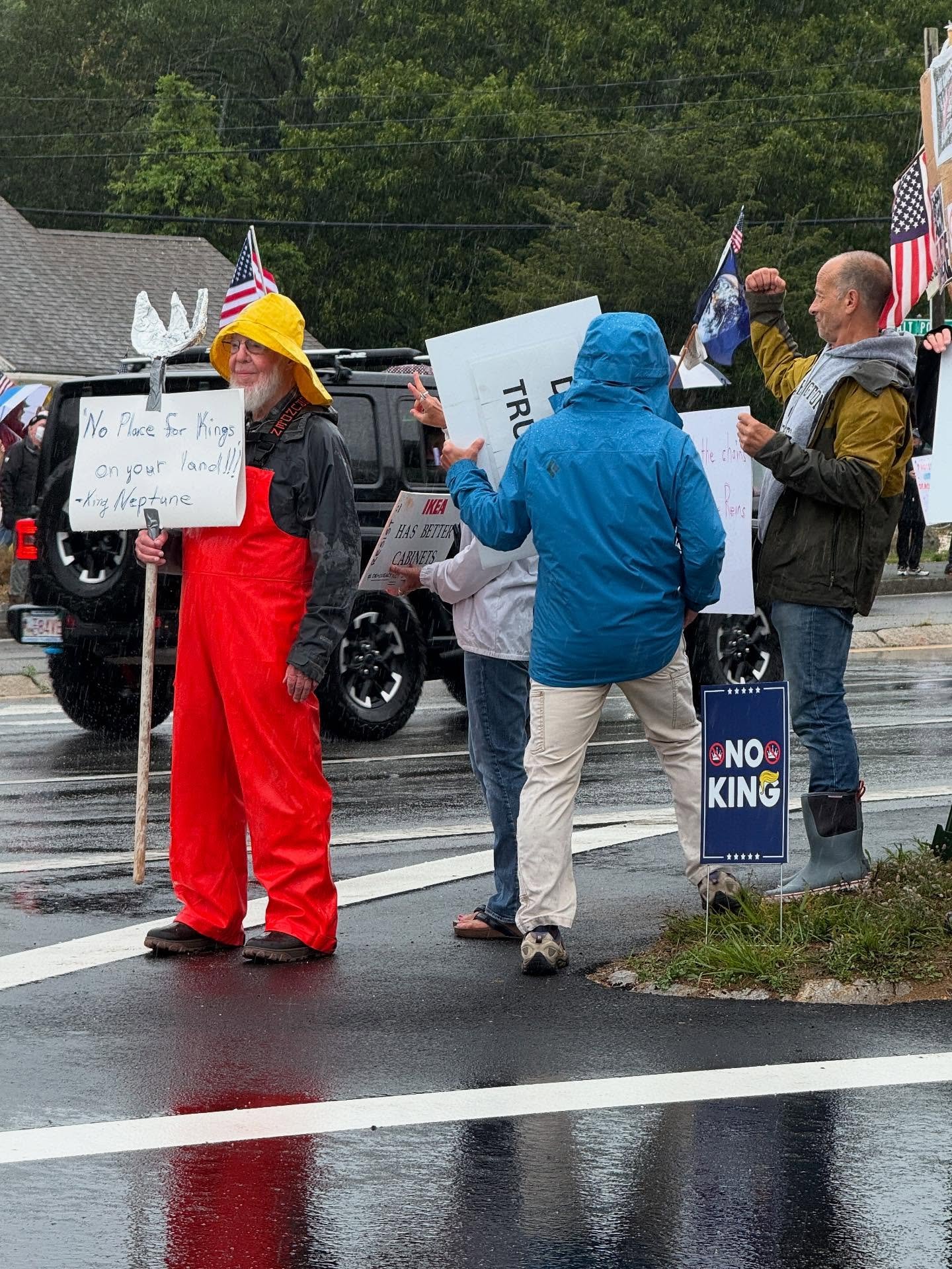 Eastham protests No Kings! Rain doesn&rsquo;t scare this large crowd, gathered along route 6, with lots of horn-honking support from passing cars. #nokings #nokingseastham #eastham #wellfleet #truro #indivisible