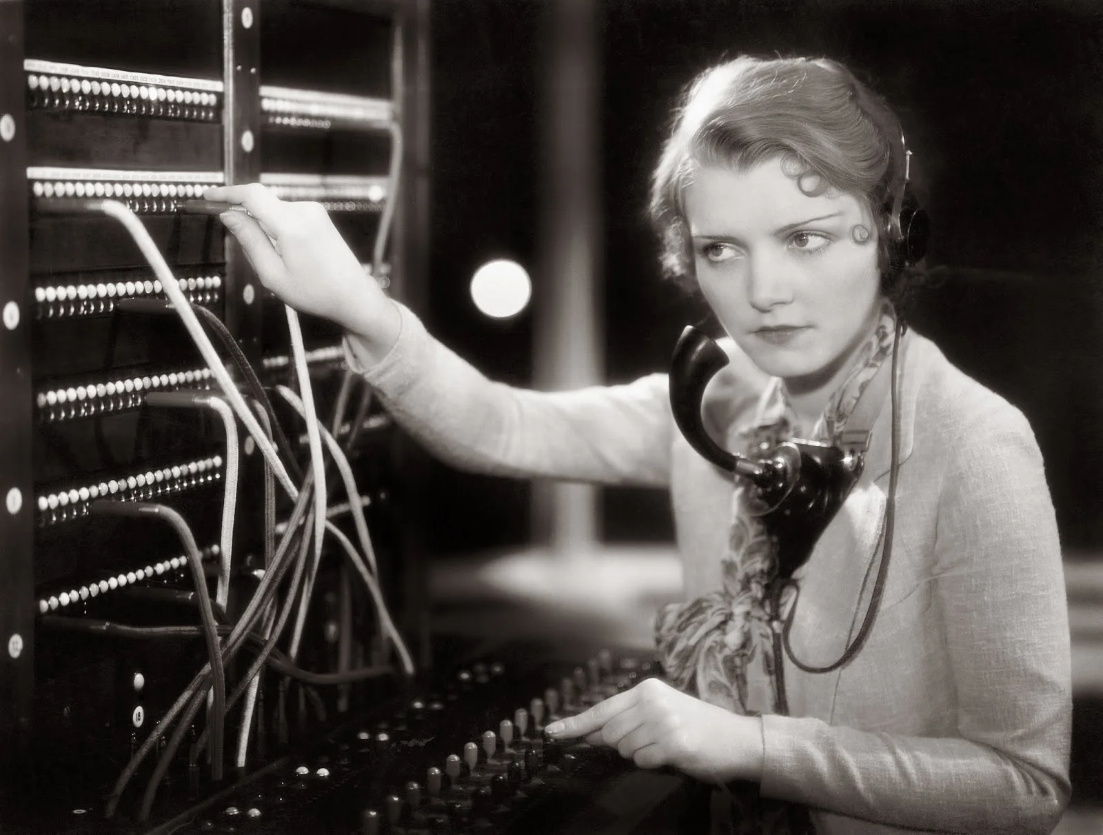 Women Telephone Operators at Work (12).jpg