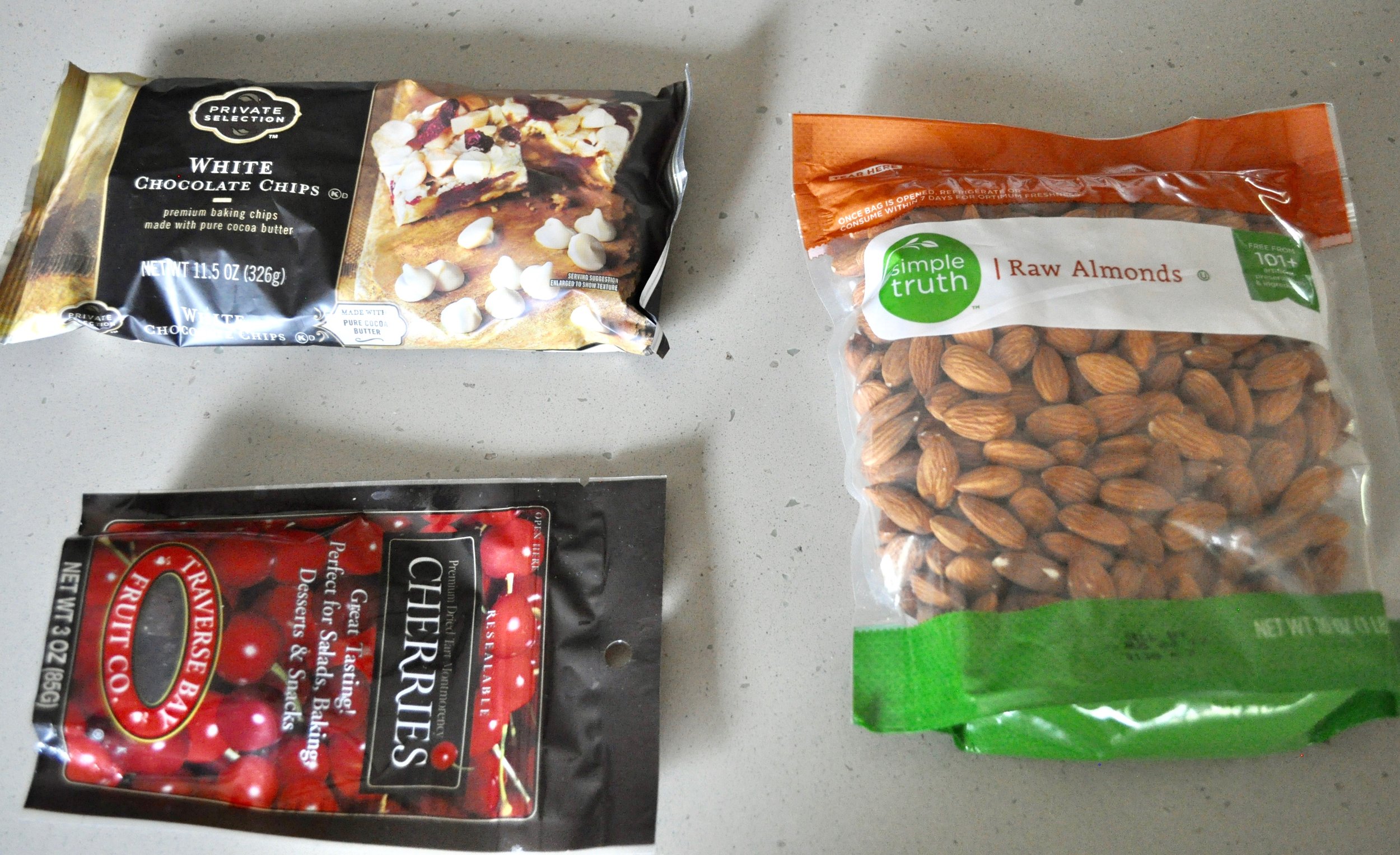 White Chocolate Cherry Almond Trail Mix | @beesandbubbles