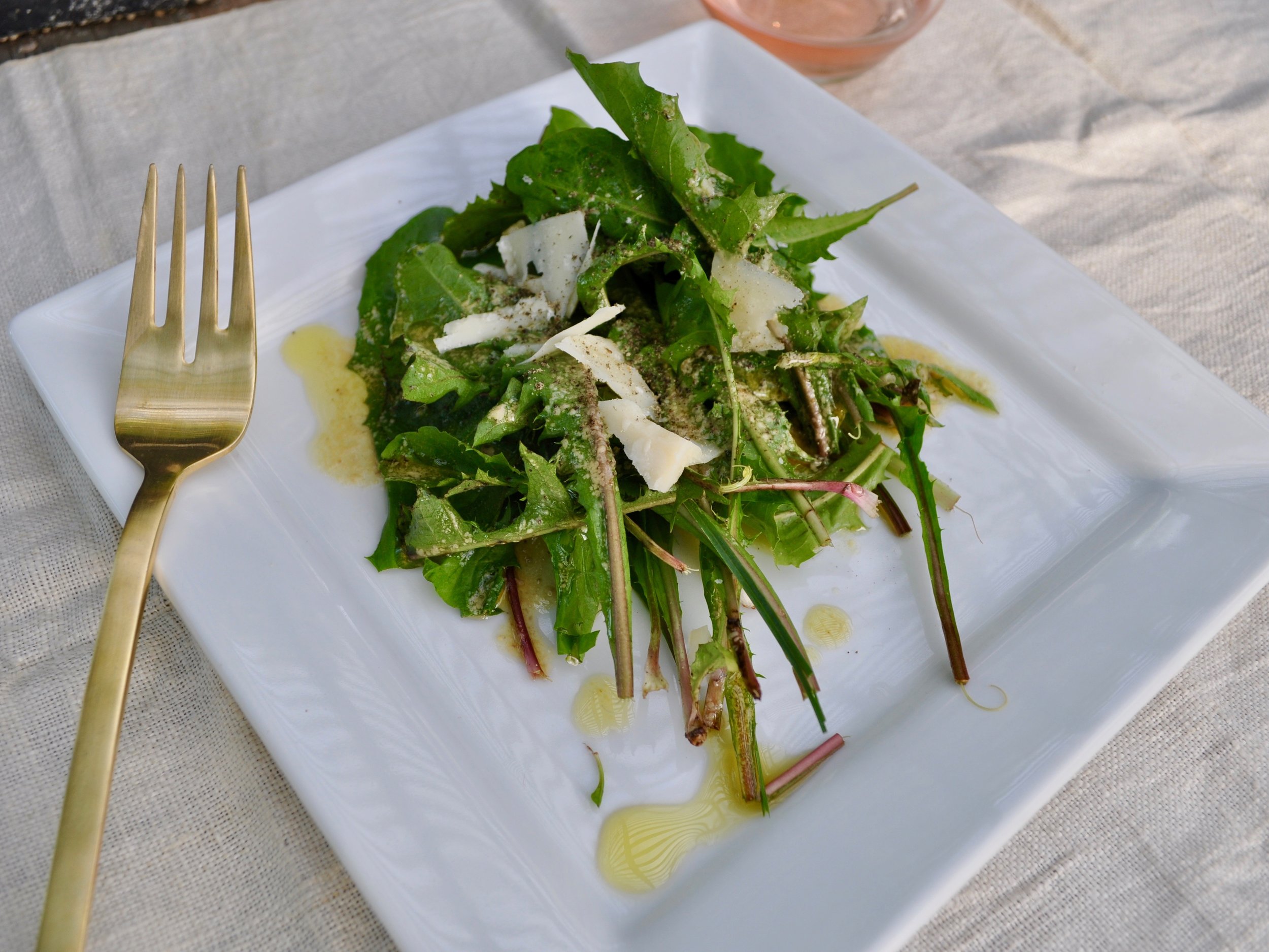Dandelion Greens Salad | @beesandbubbles