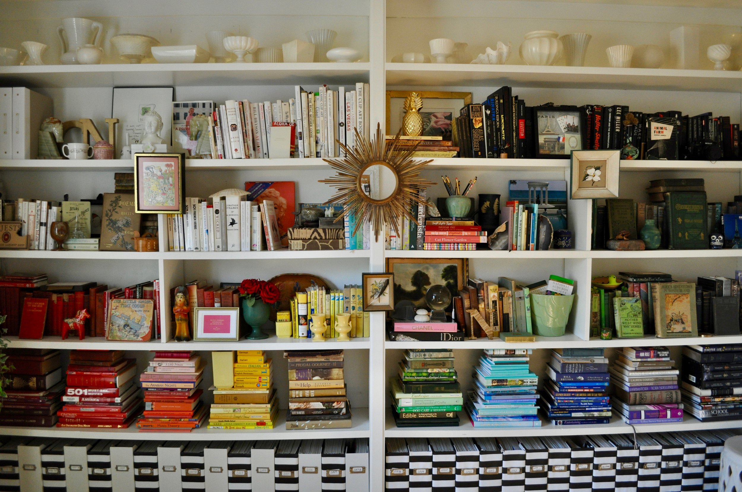 Rainbow Bookshelf Styling | @beesandbubbles