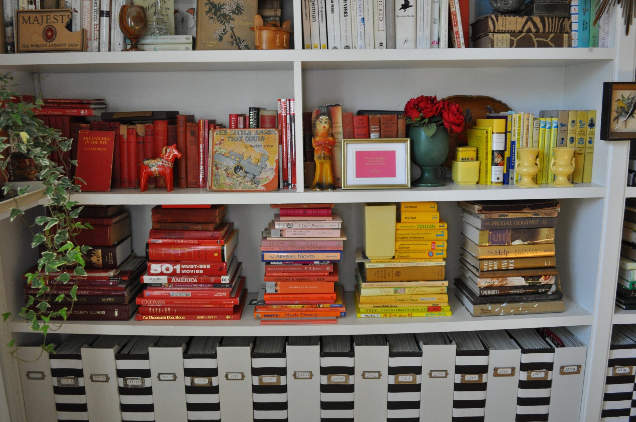 Rainbow Bookshelf Styling | @beesandbubbles