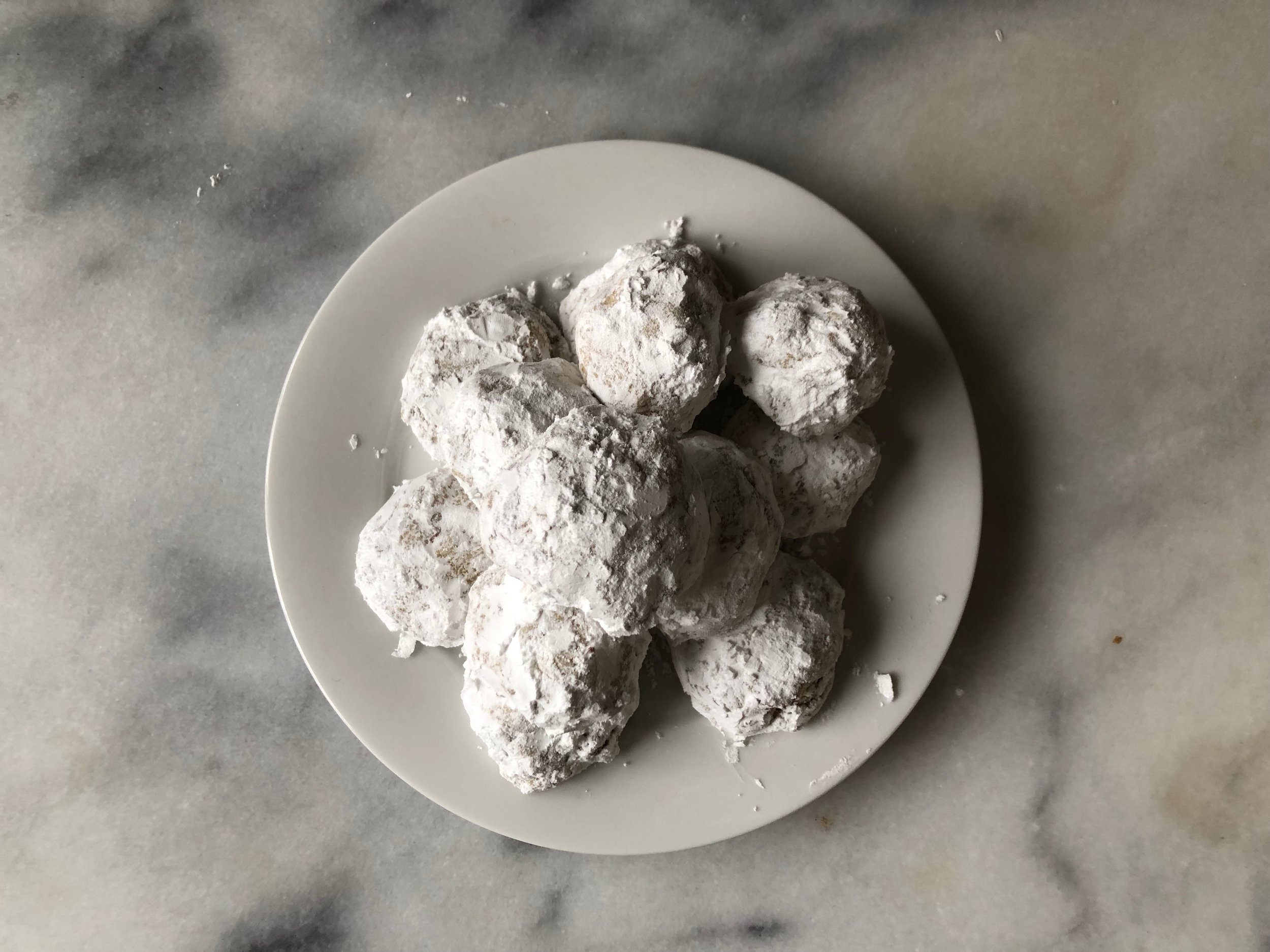 Snowball Cookies | @beesandbubbles