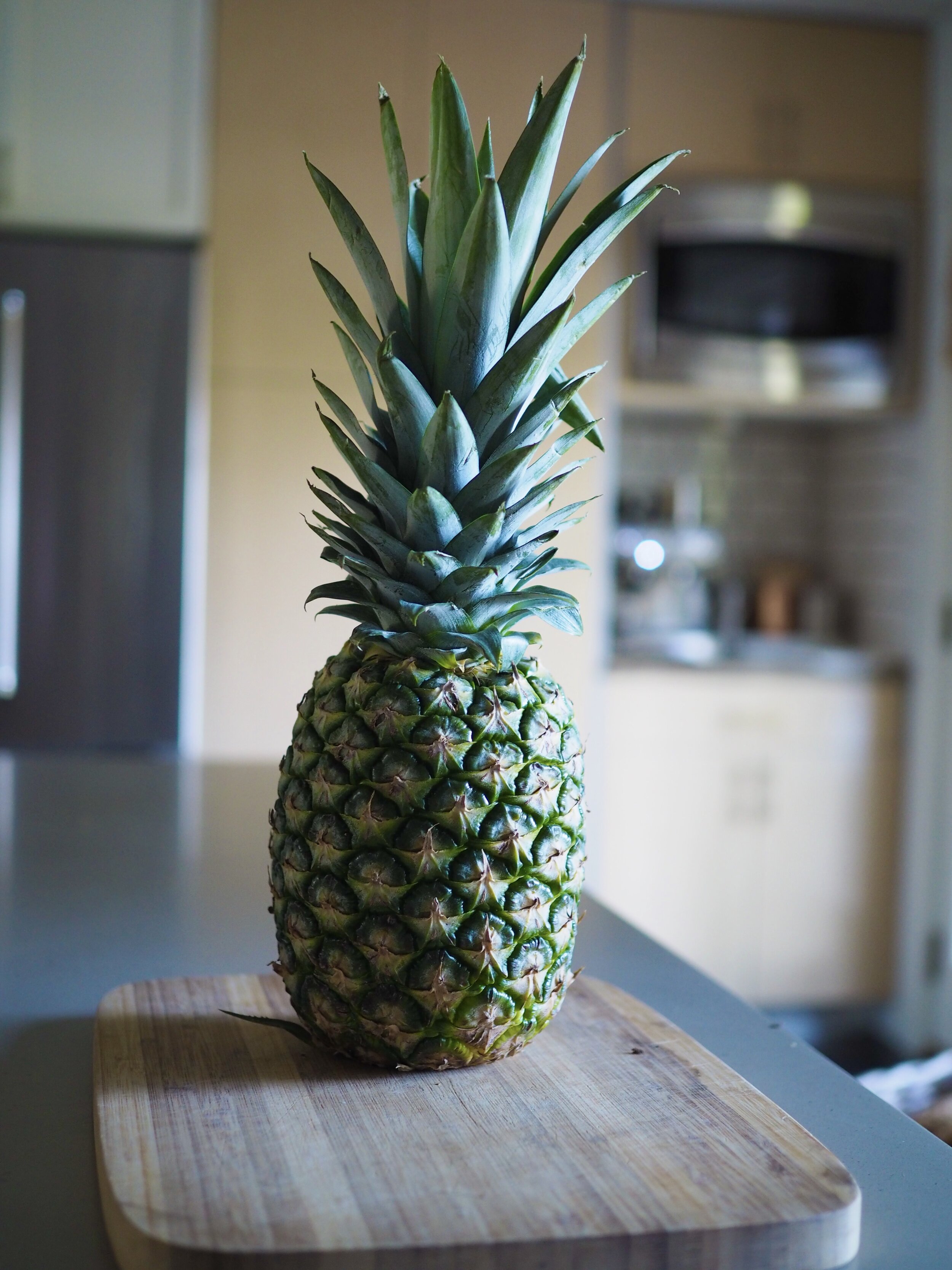 How to Serve Pineapple Like a Hawaiian | @beesandbubbles