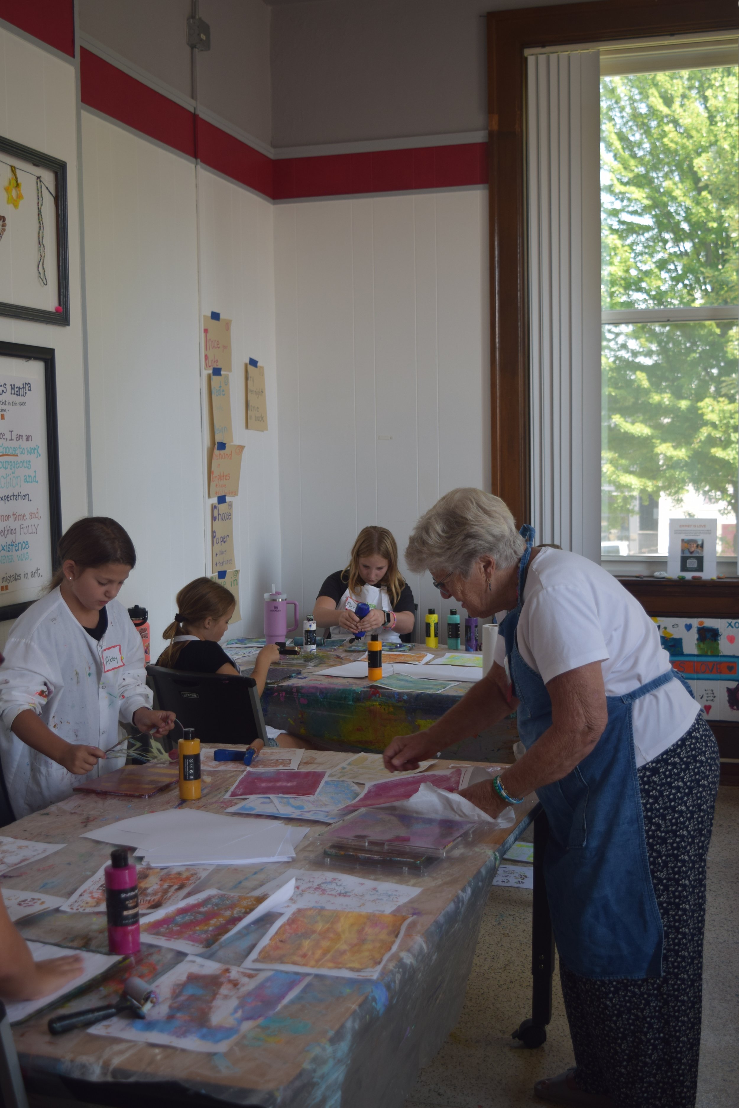 Young artists work alongside an instructor in Town Square’s MakerSpace, showing how the historic courthouse continues to serve new generations through creative programming.