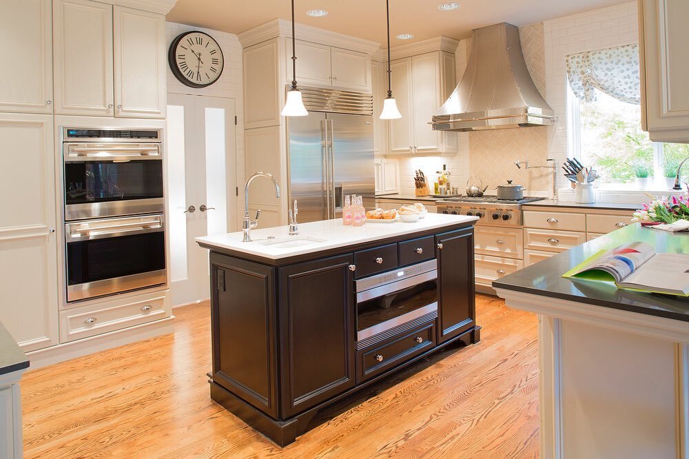 We gave this kitchen a facelift! 💆 Check it out ➡️

We blended traditional touches with timeless, light materials for aesthetics. This design surpasses beauty and ensures an effortless, luxury experience every time this kitchen is used! 

For our cl