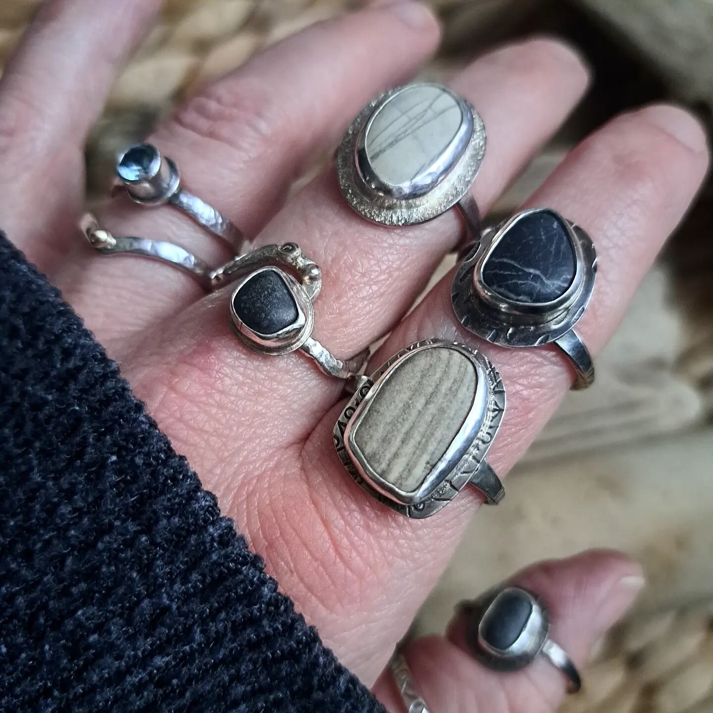 The beauty of pebbles in mono. All of these are available in my shop at the moment. I think the black one on my index finger is my fave! 

https://www.ilovedollyjewellery.co.uk/rings

#pebblejewellery #beachcombingjewelry #beachcombingtreasures #pebb