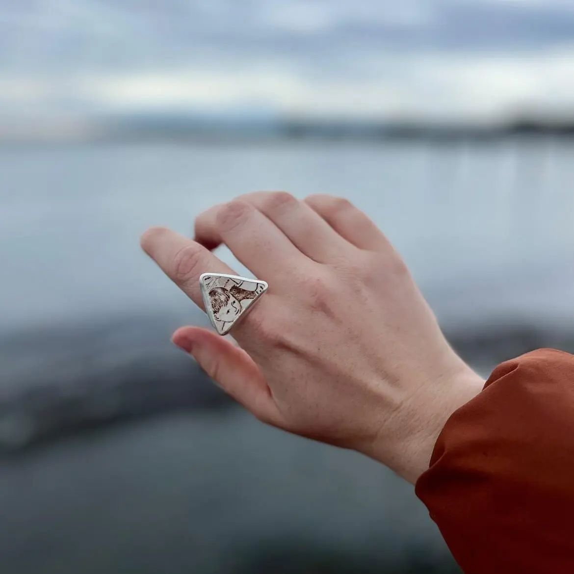 This beautiful shot was passed to me by @seaglass_serenity who bought this sea pottery ring from me recently. I just love to see my jewellery with their new owners, especially in faraway places I'd love to visit one day ❤️ 

This piece of pottery has