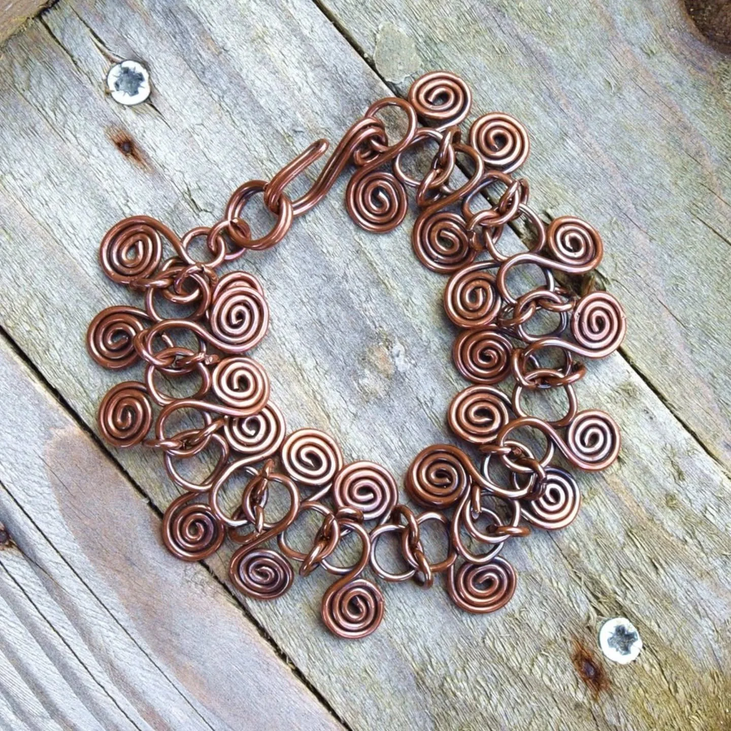 This copper swirl bracelet is on sale at the moment. Each link has been lovingly handmade and pieced together with this beautiful, rustic, earthy metal. Oxidised and then polished and buffed.

Grab it now before it goes back up to full price. ⬇️⬇️⬇️❤