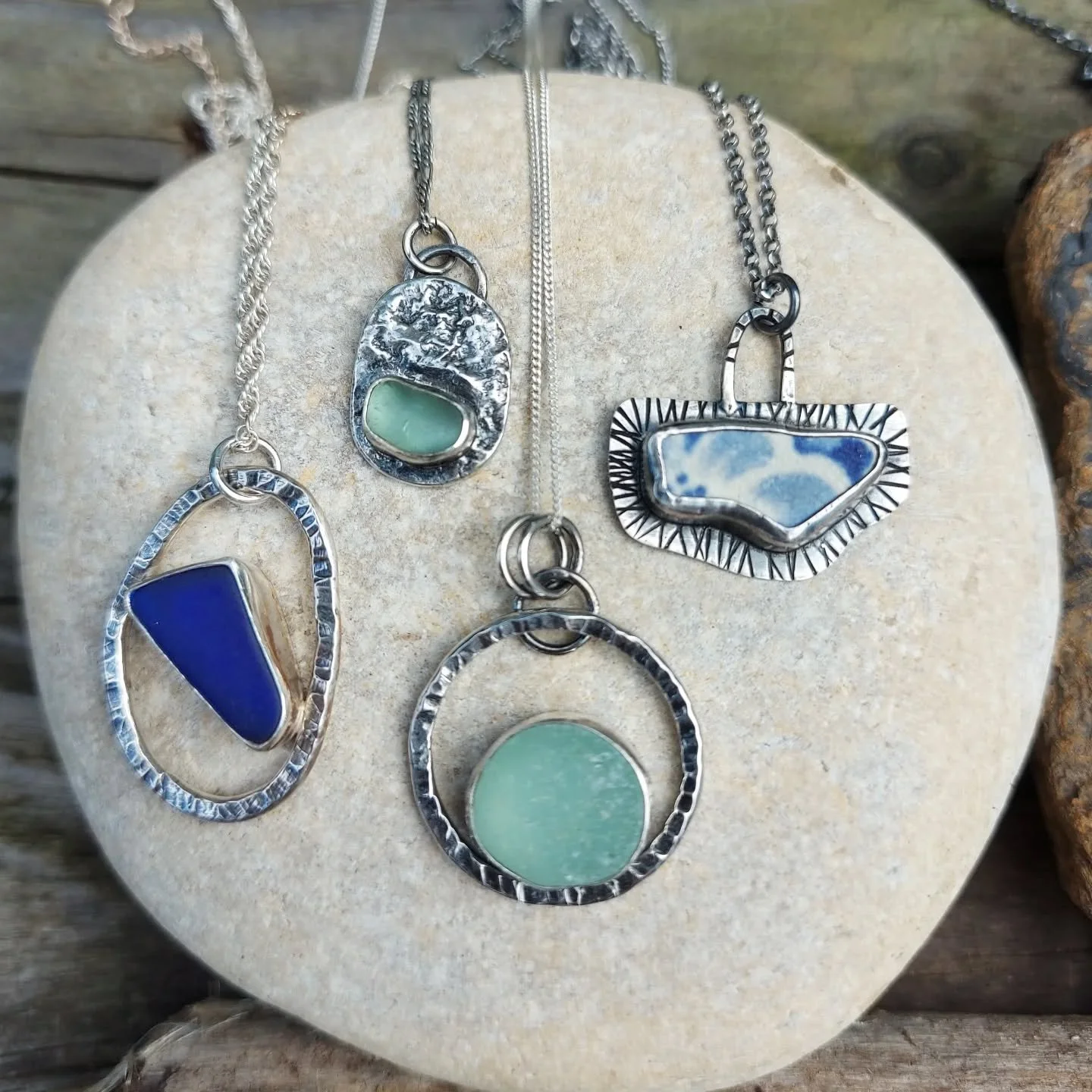 Some crisp blues, comprising sea glass and sea pottery, ranging from cobalt blue to the prettiest aqua colour.

Check out my available styles www.ilovedollyjewellery.co.uk 💙🩵

#oceanlove #sealove #sealover #oceanlover #bluejewelry #bluejewellery #s