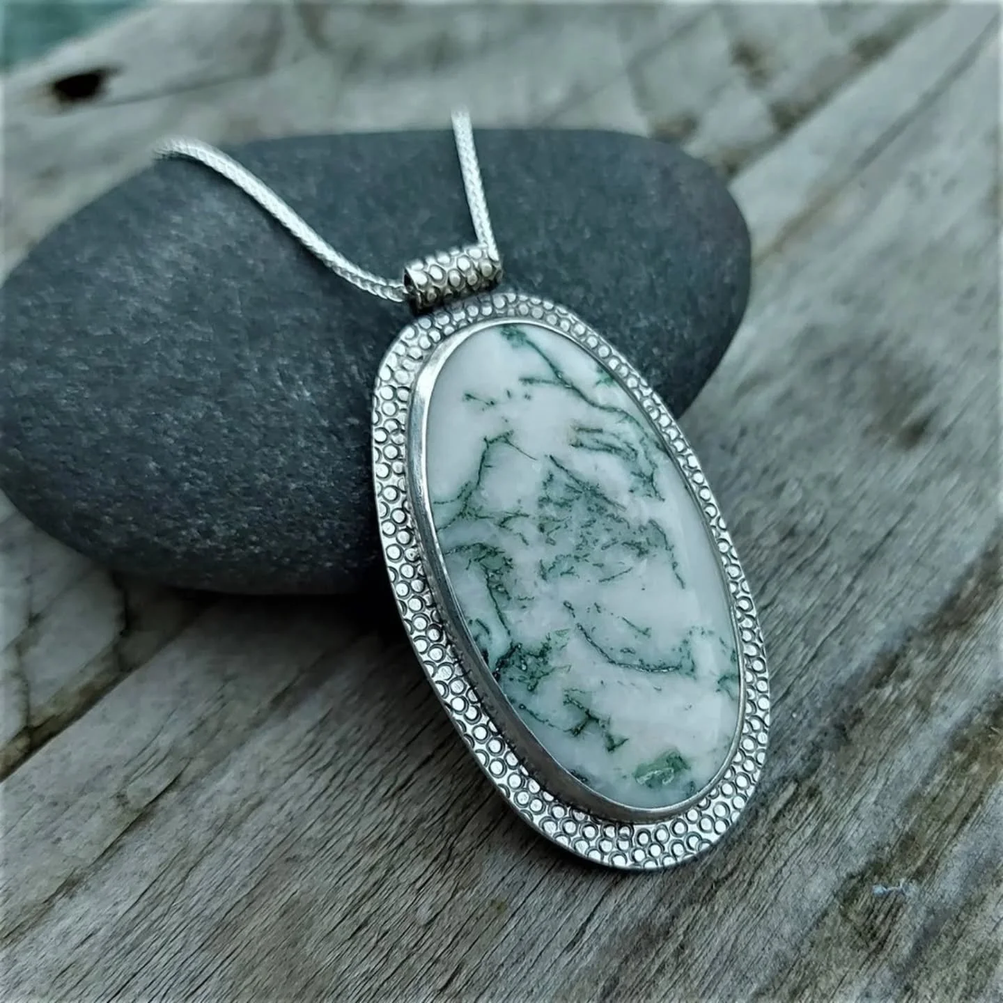 Some stones are just so special they stay in your memory. I used this tree agate a while back to create the most wonderful statement pendant. With silver at a real price high, it is tough to make larger jewellery affordable 🤔 but these bigger pieces