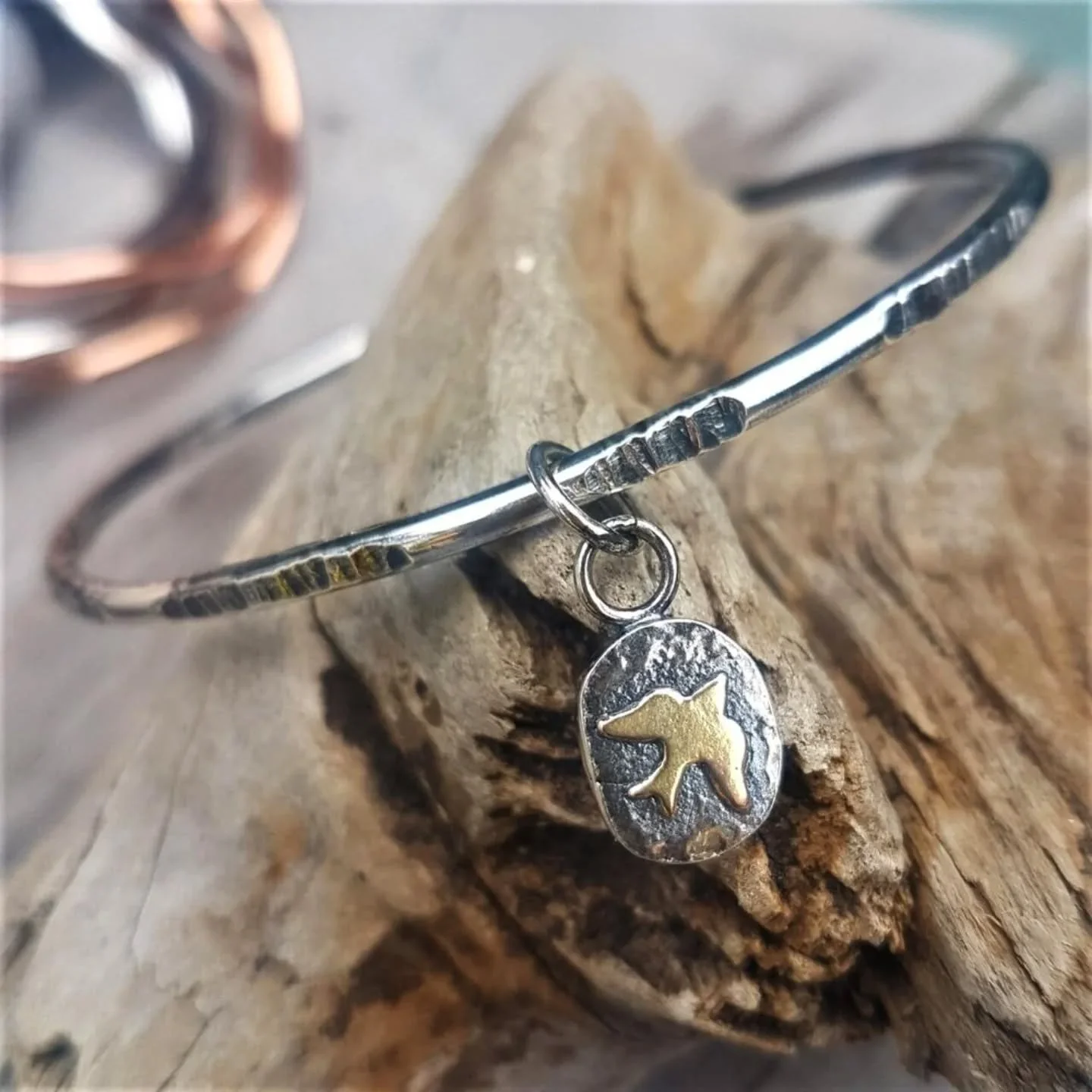 This beauty was such a pleasure to make; oxidised, textured silver (my fave) with a little splash of gold (what a luxury!)

What better way to start my birthday weekend than sending this beauty off to its new home ❤️

#oxidisedsilver #oxidisedjewelle