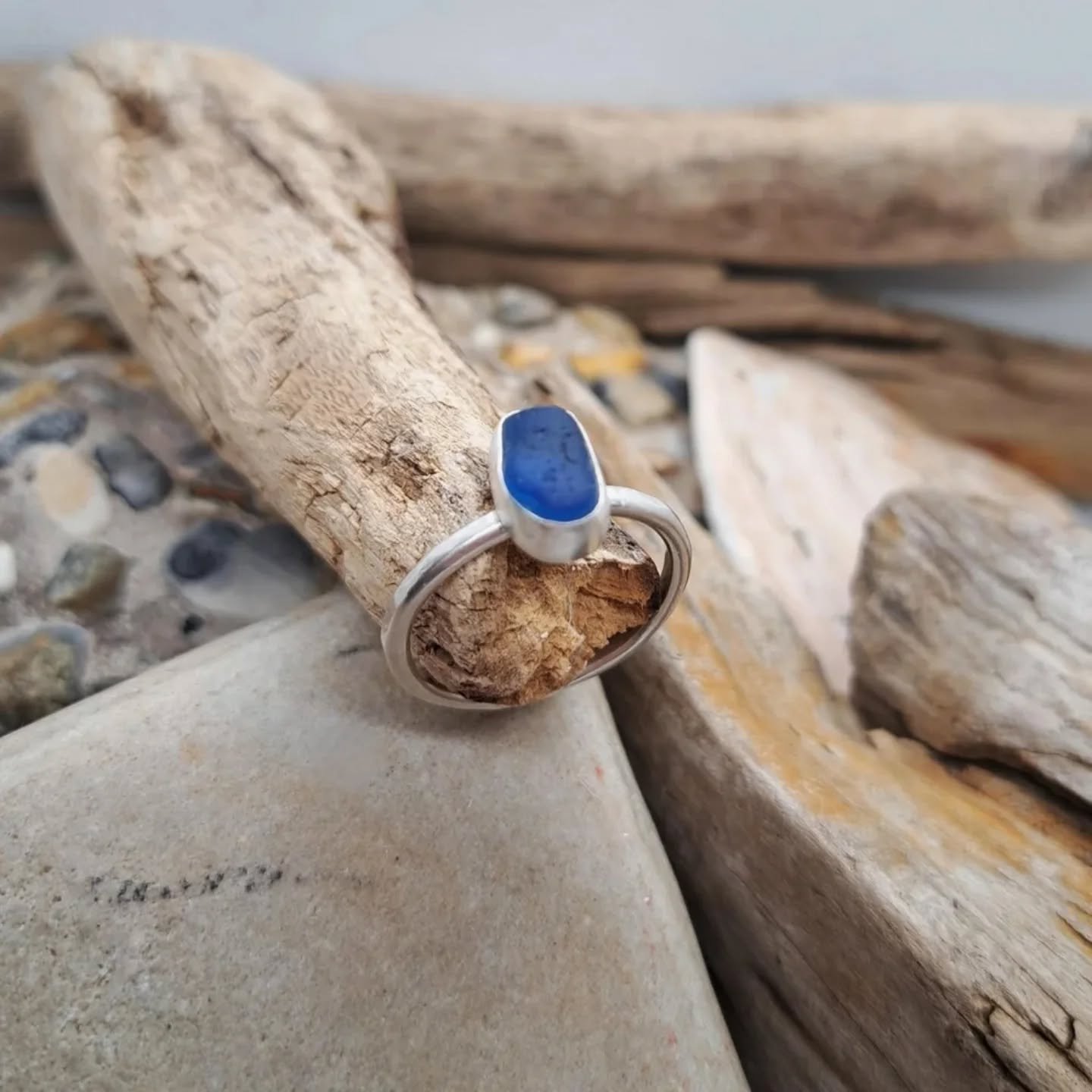 Beautiful blue sea glass ring, available.

https://www.ilovedollyjewellery.co.uk/rings/oceans-deep-sea-glass-ring

#seaglassring #seaglass #seaglassjewellery #seaglassjewelry