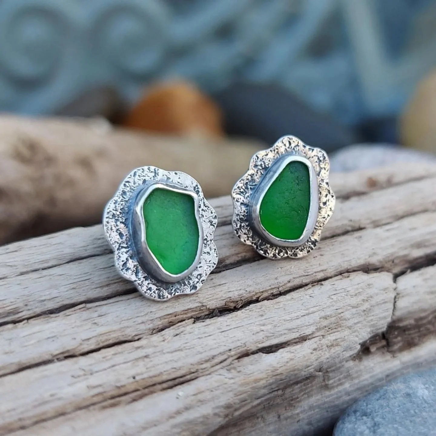 The most gorgeous green sea glass studs, handcrafted in sterling and fine silver 

💚 Available on my website now 💚

#seaglassearrings
#seaglassjewellery #seaglassjewelry #seaglasslove #vitaminsea