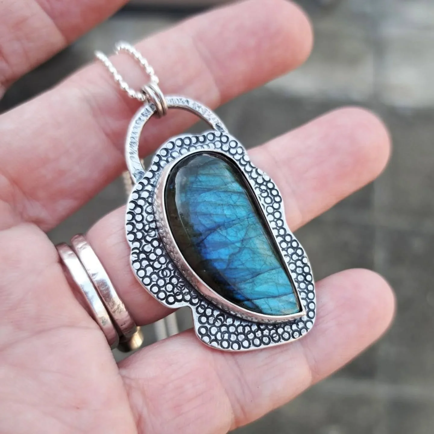 Beautiful freeform labradorite in a hand textured silver setting. This is a one-off in my shop at the moment (link below)

https://www.ilovedollyjewellery.co.uk/necklaces-and-pendants/freeform-labradorite-bubble-pendant

#labradoritegemstone #labrado